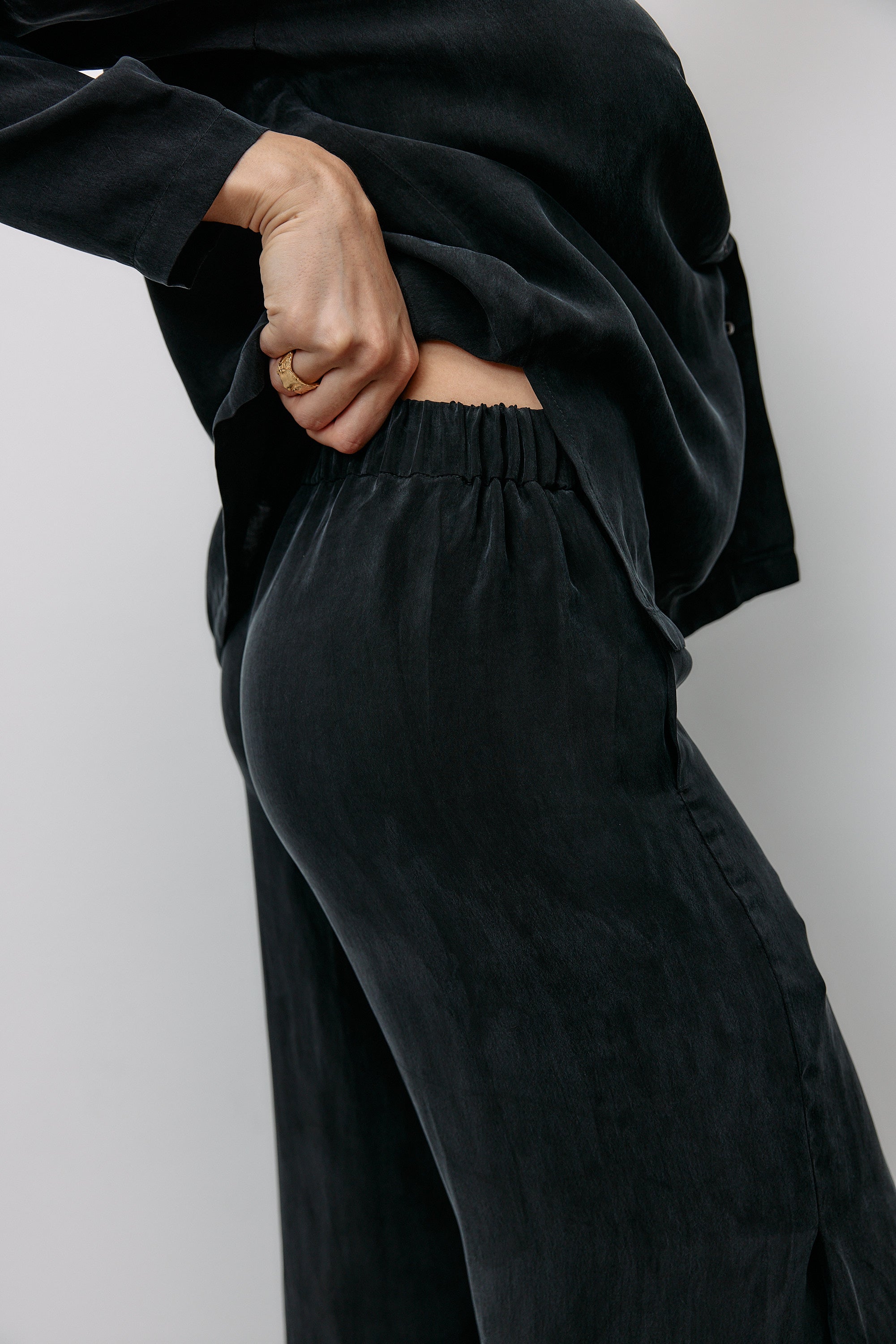 Woven Cupro Leisure Pants - graphite - von Moya Kala