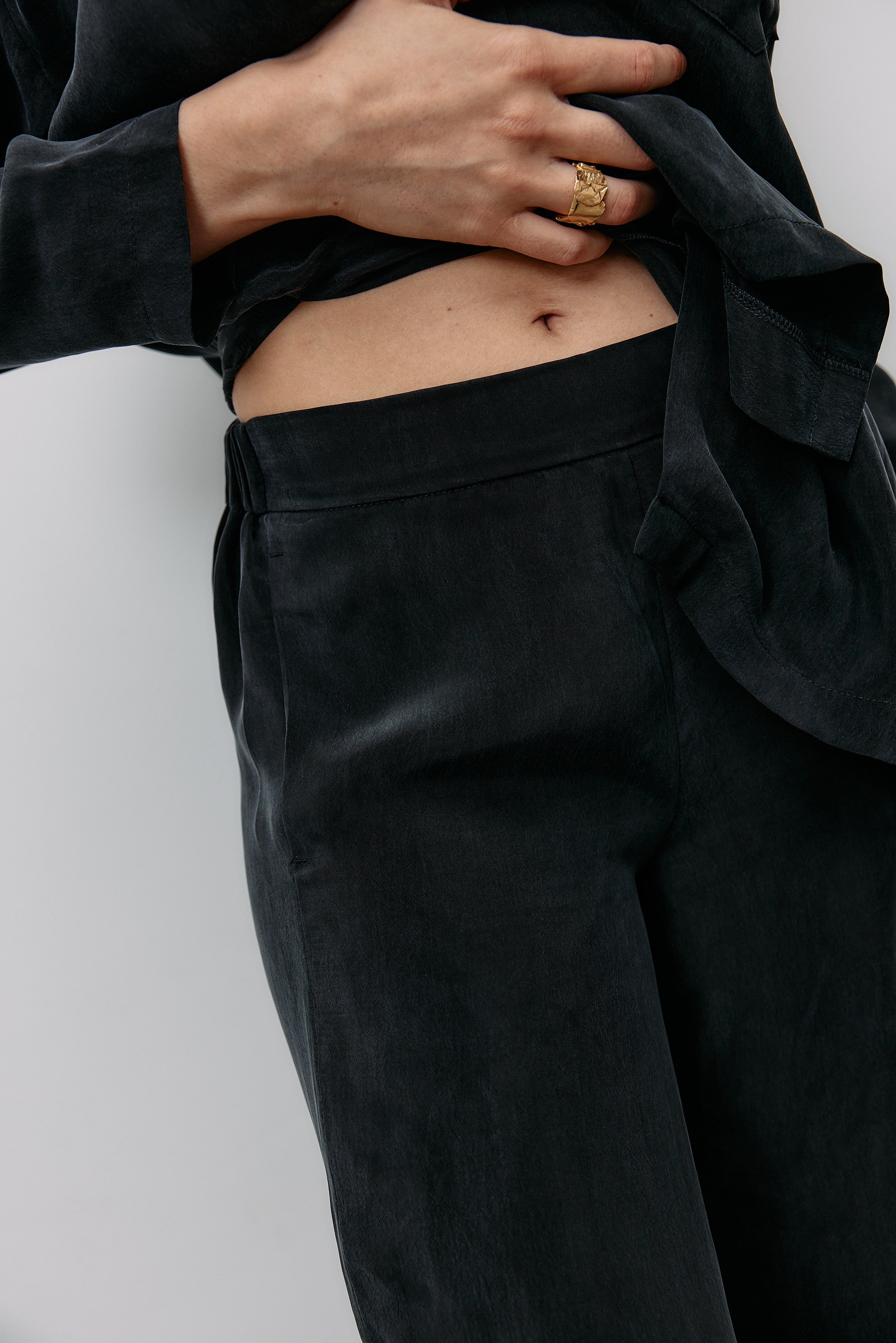 Woven Cupro Leisure Pants - graphite - von Moya Kala