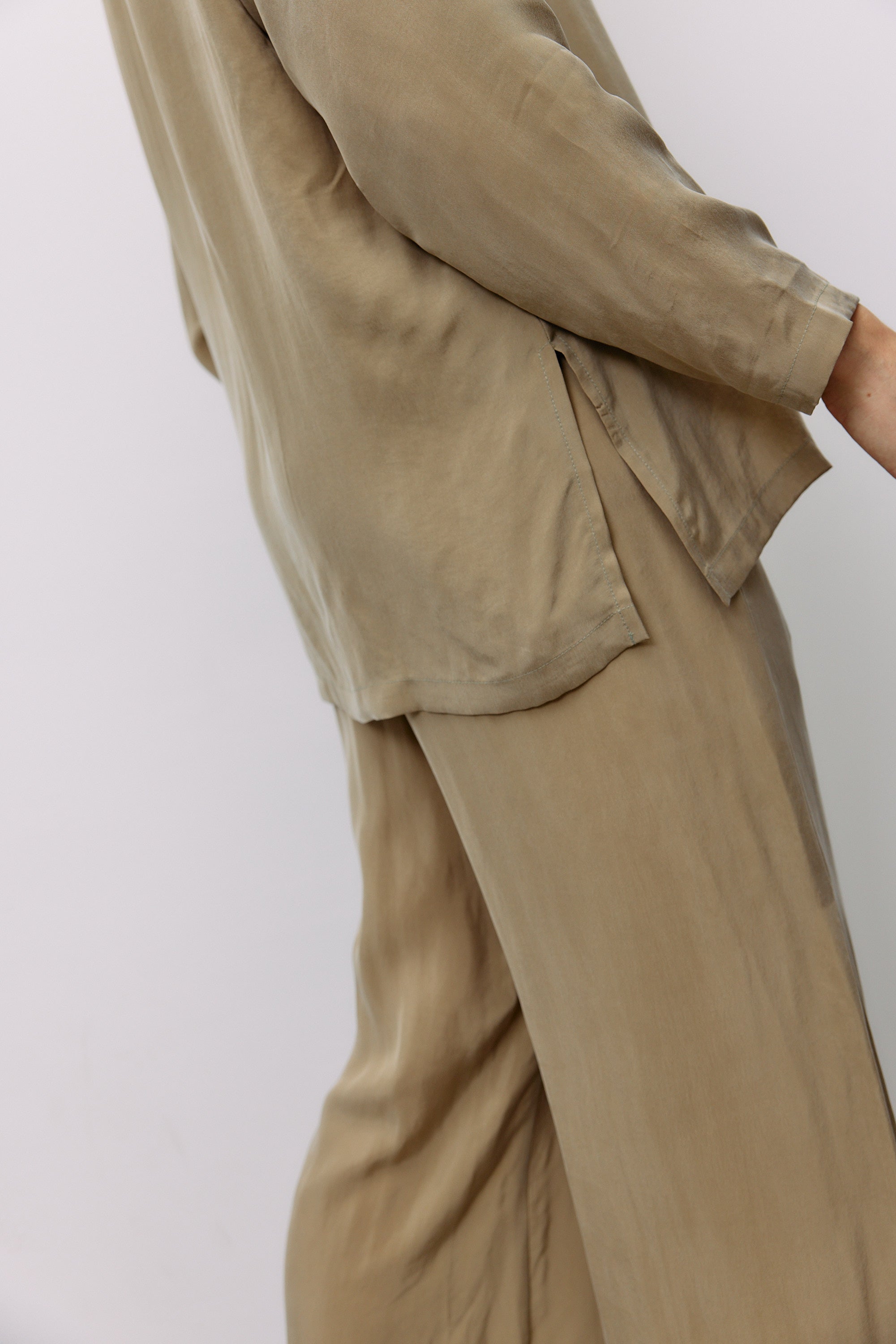 Woven Cupro Blouse - coriander - von Moya Kala