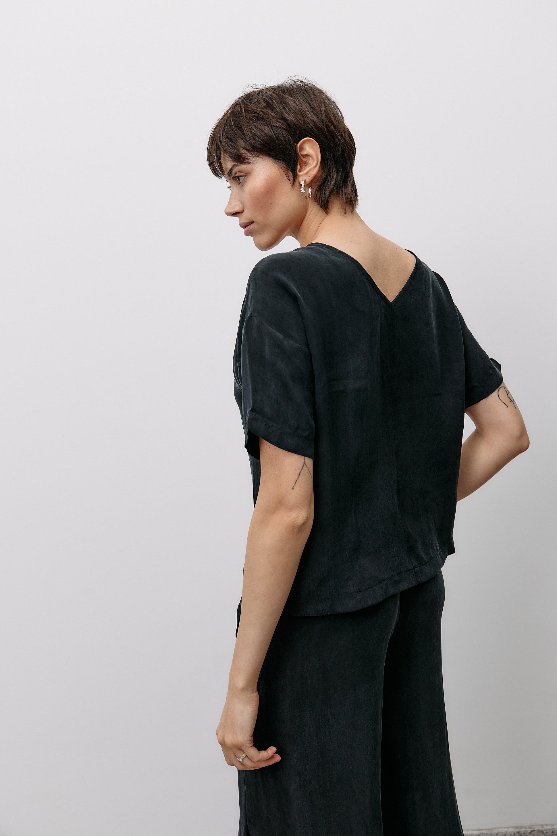 Woven Cupro Reversible Top - graphite - von Moya Kala