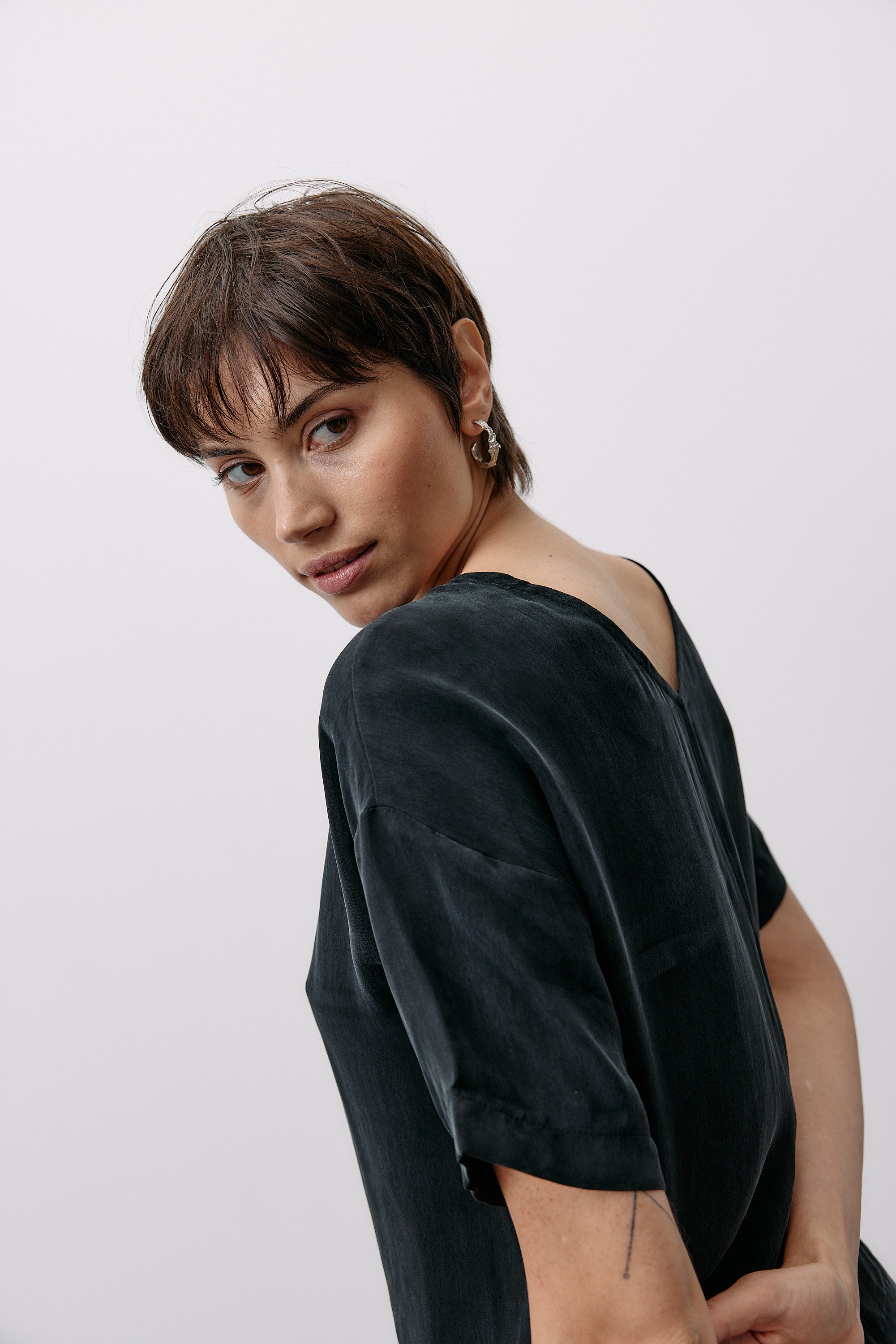 Woven Cupro Reversible Top - graphite - von Moya Kala