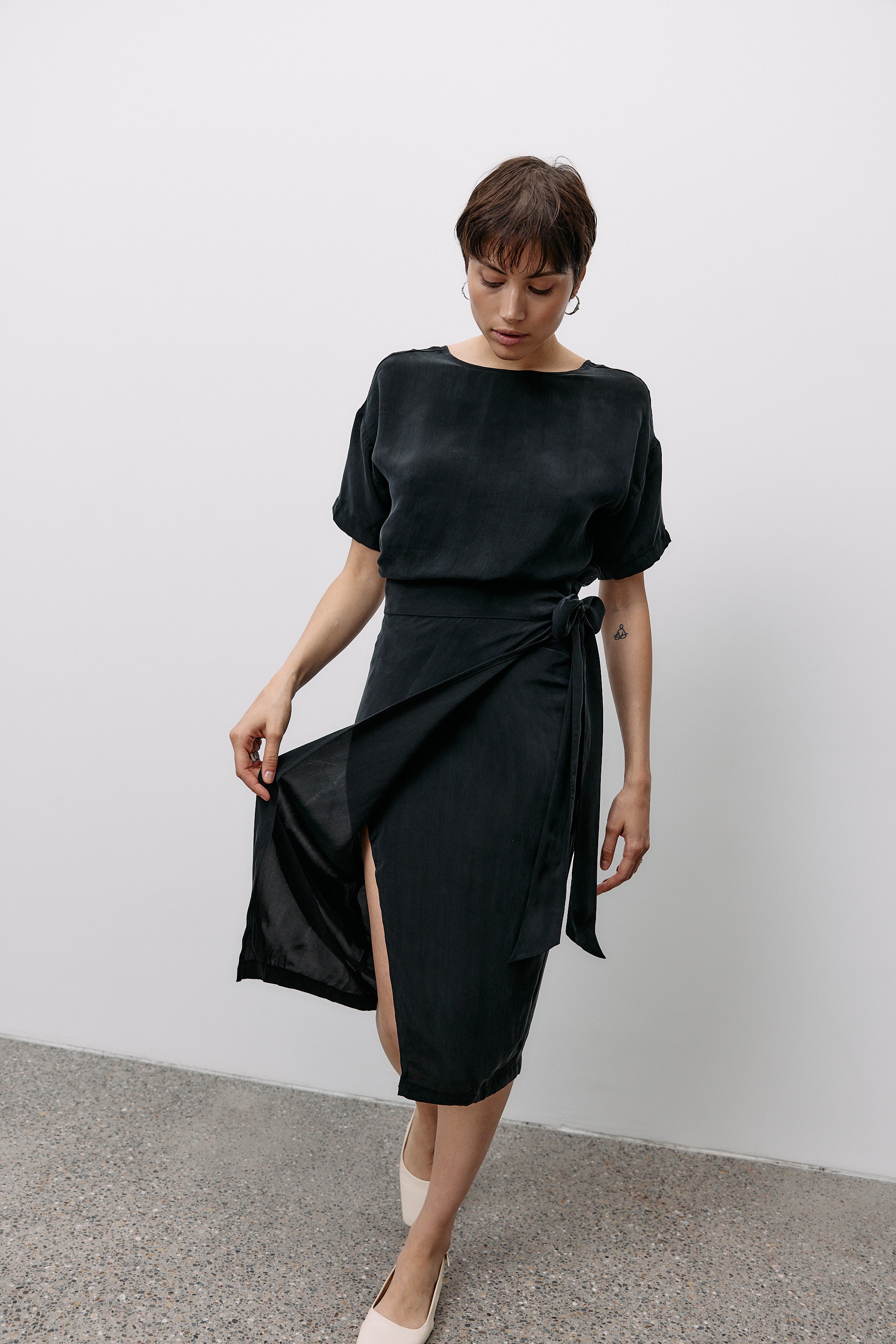 Woven Cupro Wrap Skirt - graphite - von Moya Kala