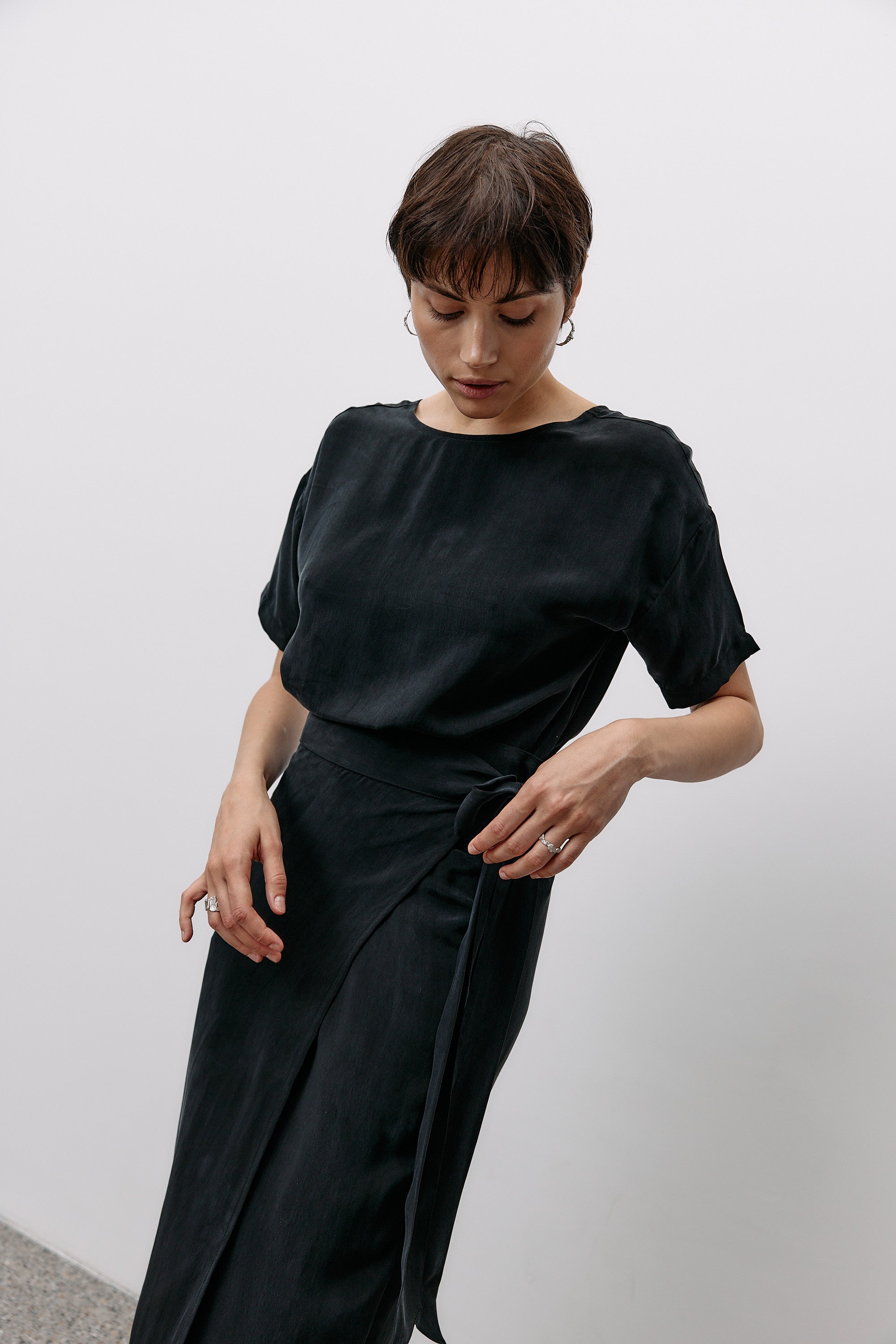 Woven Cupro Wrap Skirt - graphite - von Moya Kala
