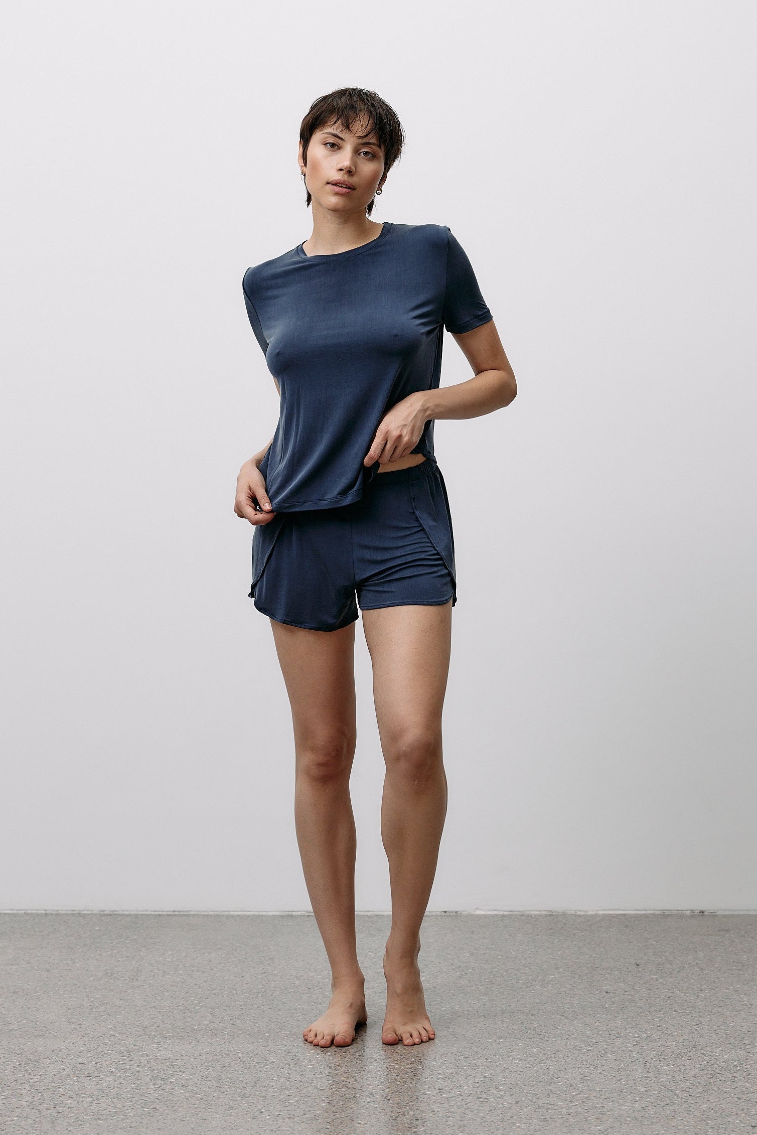 Blaue Lounge Shorts aus Cupro von MOYA KALA