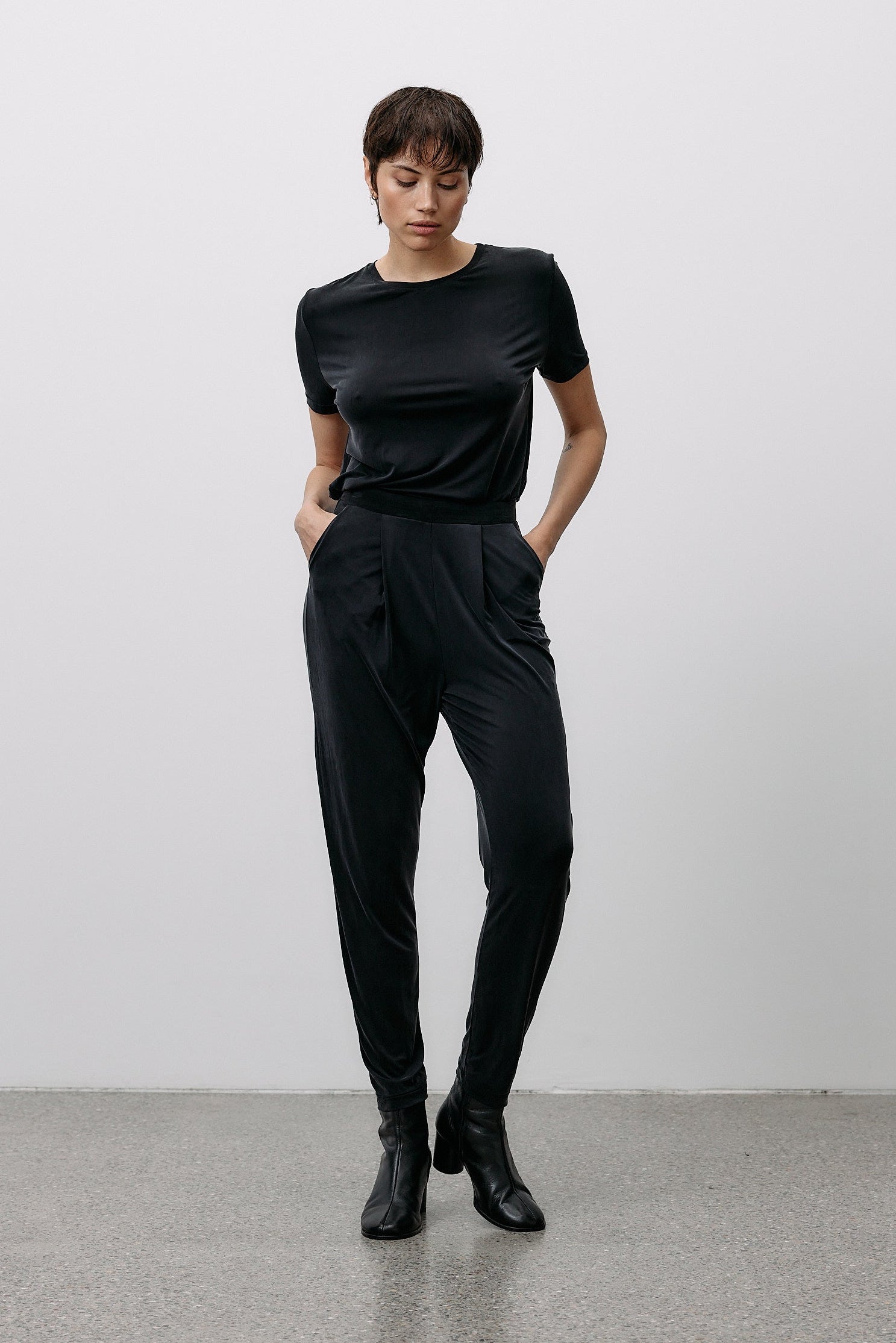 Schwarze Lounge Hosen aus Cupro von MOYA KALA