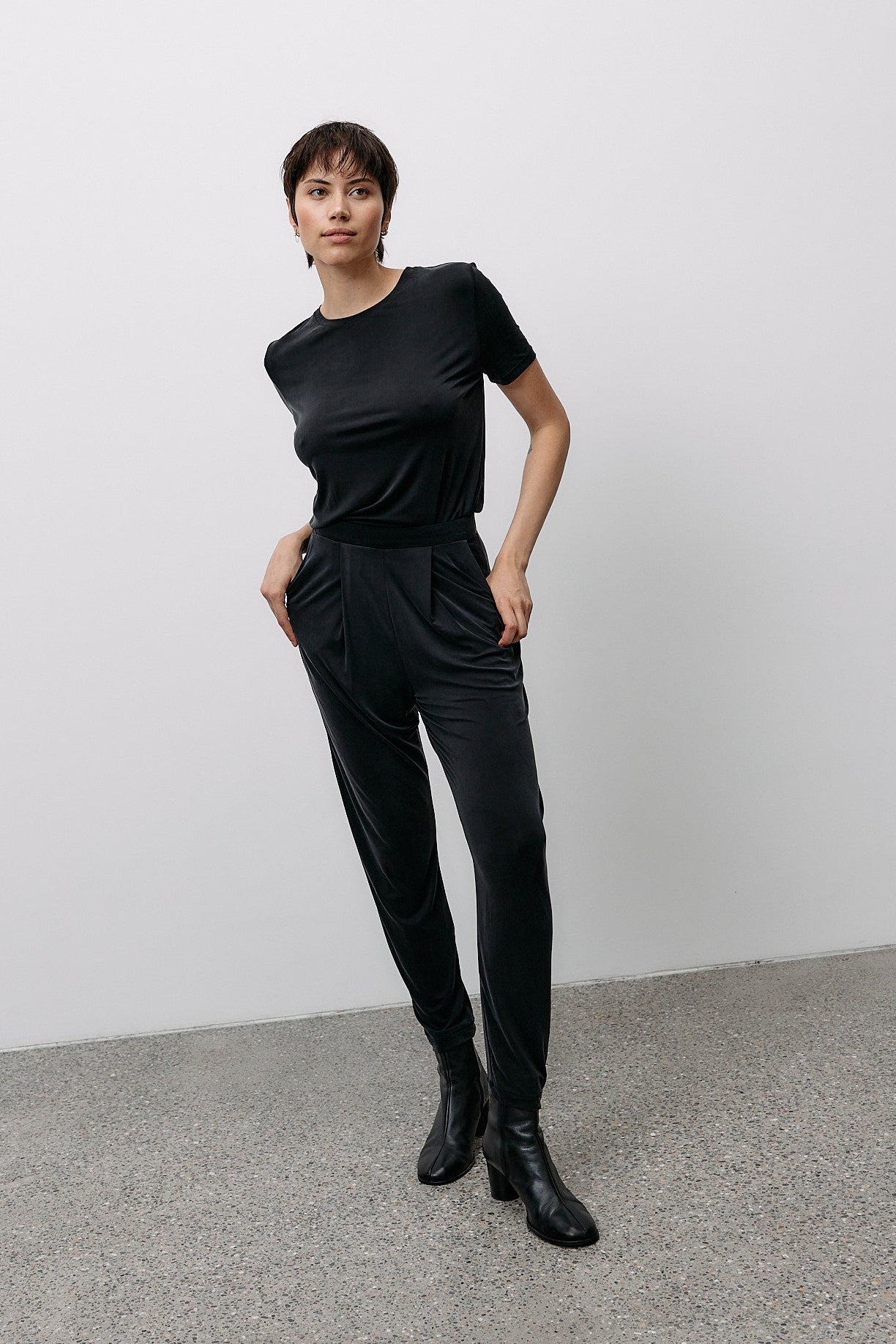 Chemise en cupro noire de MOYA KALA