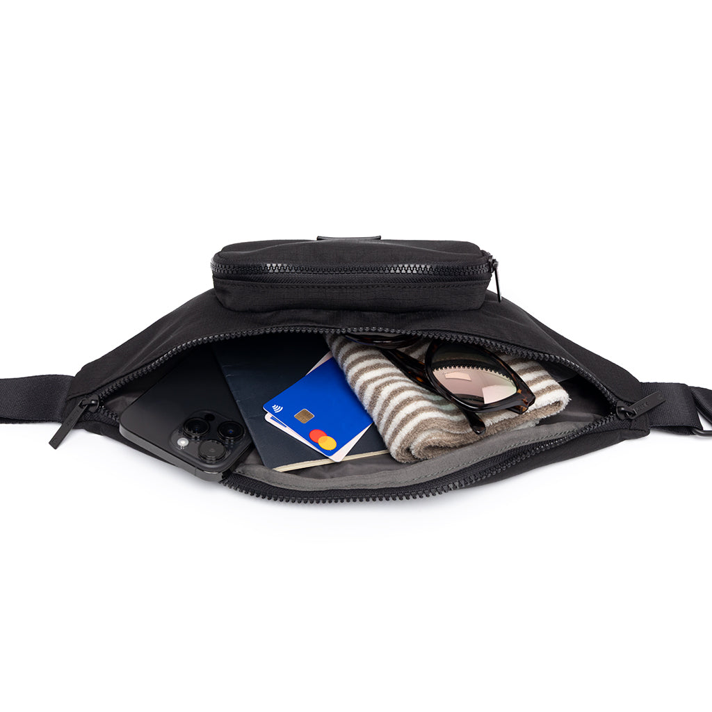 Schwarze Bauchtasche Atlas aus recycelten PET-Plastikflaschen von Lefrik