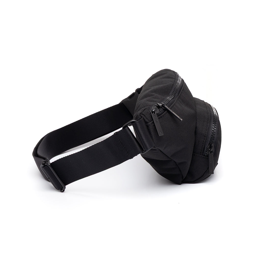 Schwarze Bauchtasche Atlas aus recycelten PET-Plastikflaschen von Lefrik