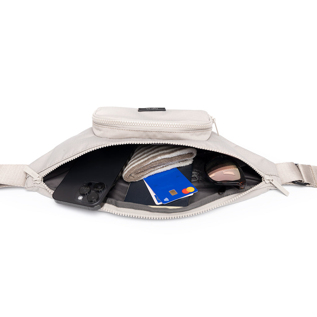 Beige Bauchtasche Atlas aus recycelten PET-Flaschen von Lefrik