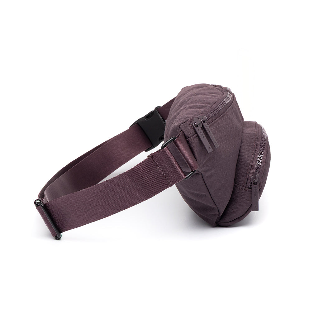 Violette Bauchtasche Atlas aus recycelten PET-Flaschen von Lefrik
