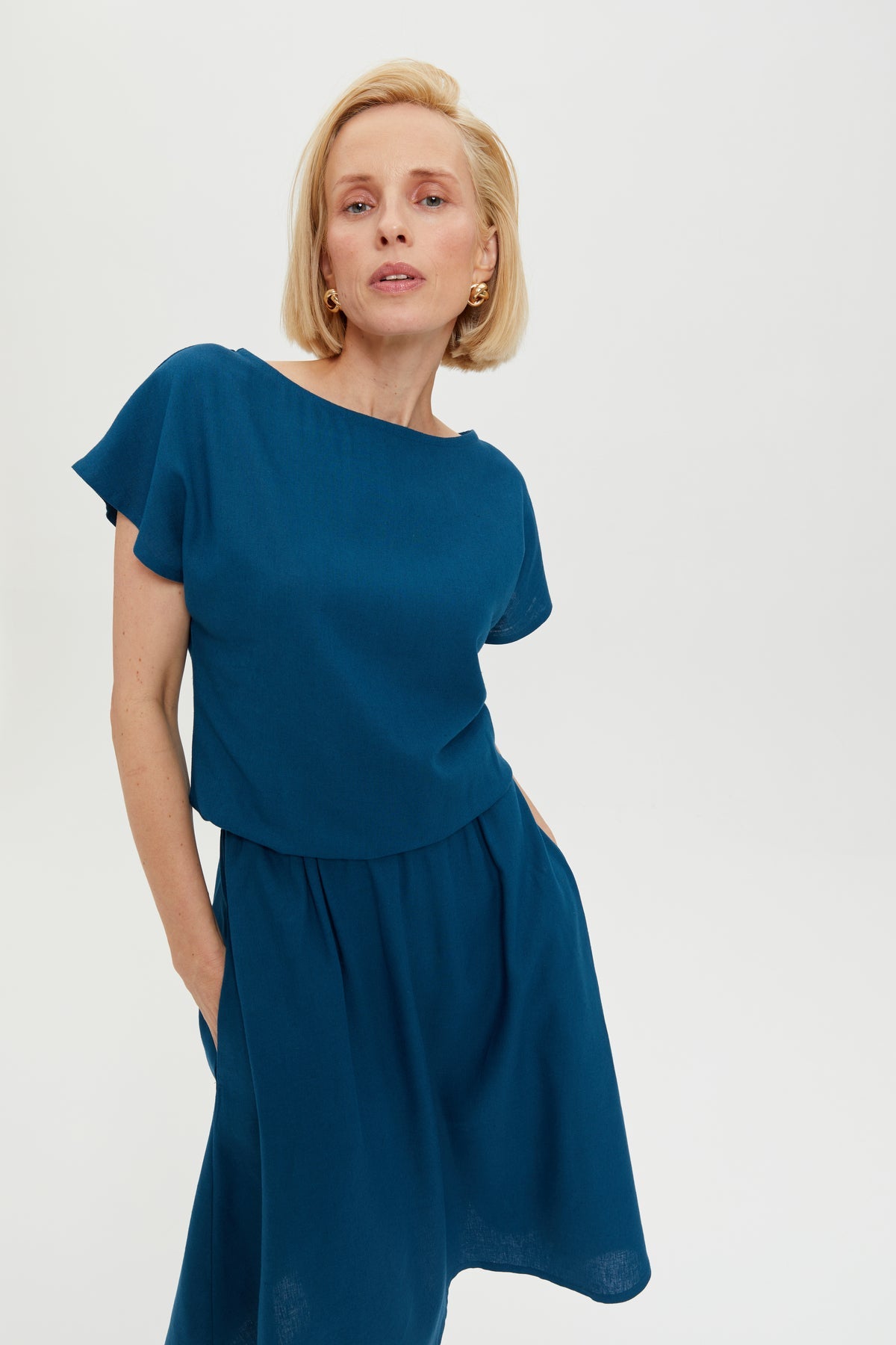 Nane | Linen dress with short sleeves in petrol blue by Ayani
