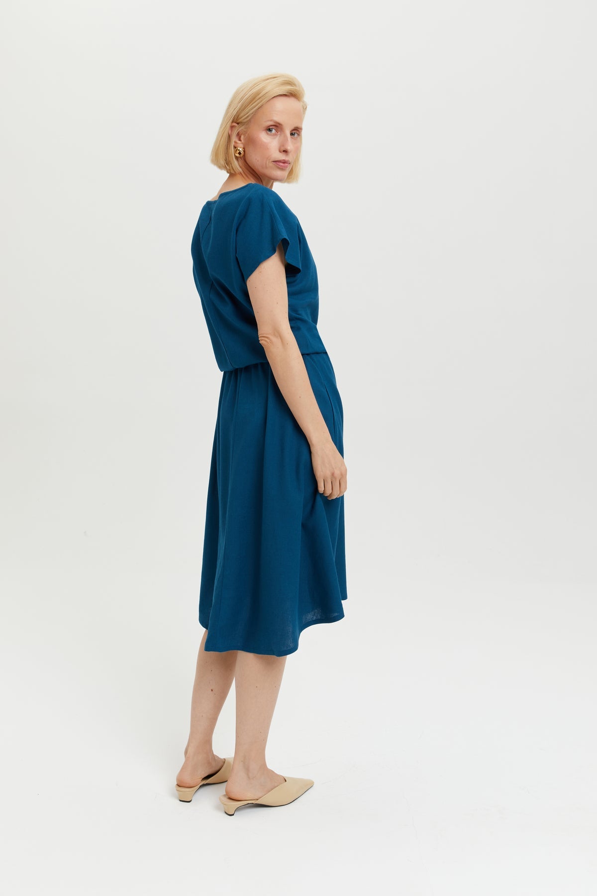 Nane | Leinenkleid mit kurzen Ärmeln in Petrol-Blau von Ayani