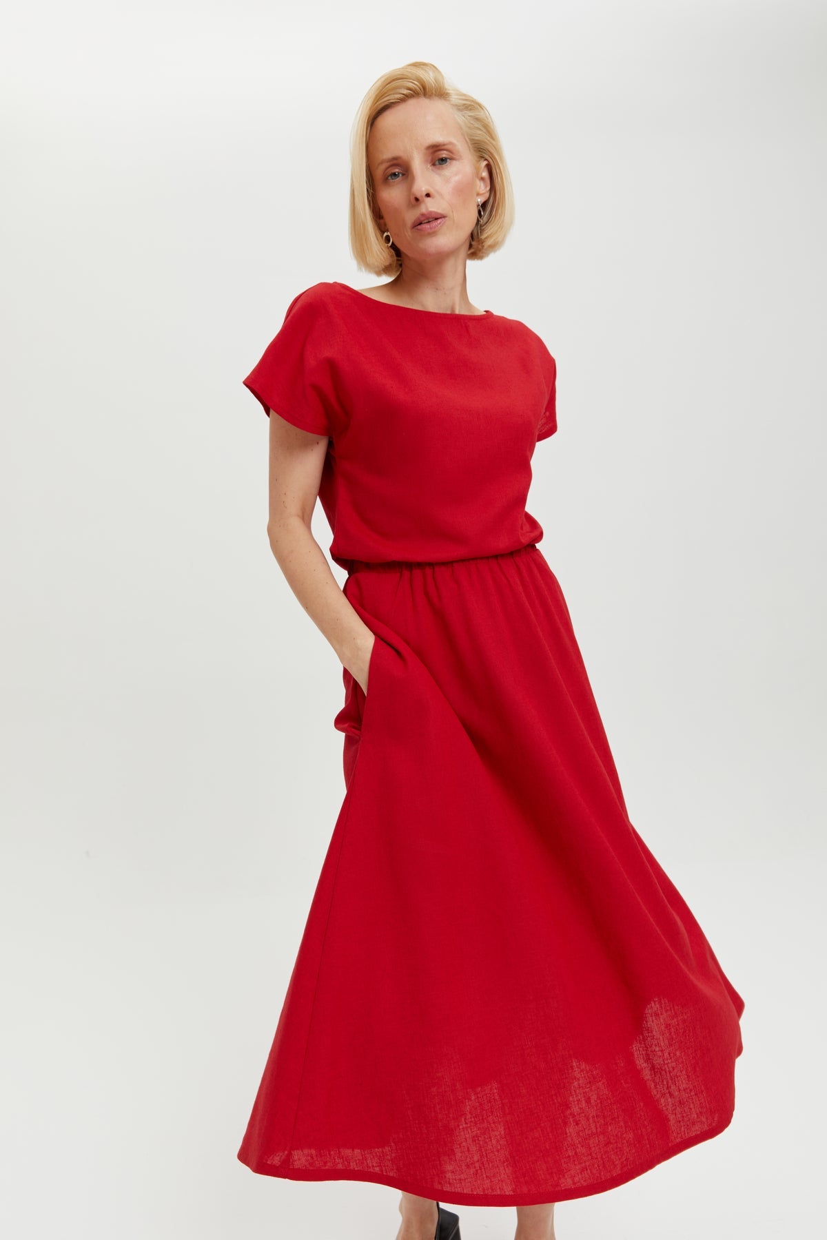 Nane | Linen dress with short sleeves in red by Ayani