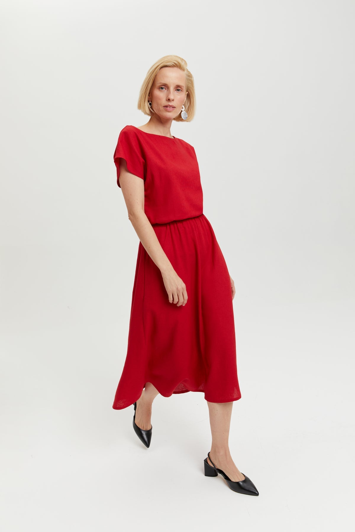 Nane | Linen dress with short sleeves in red by Ayani