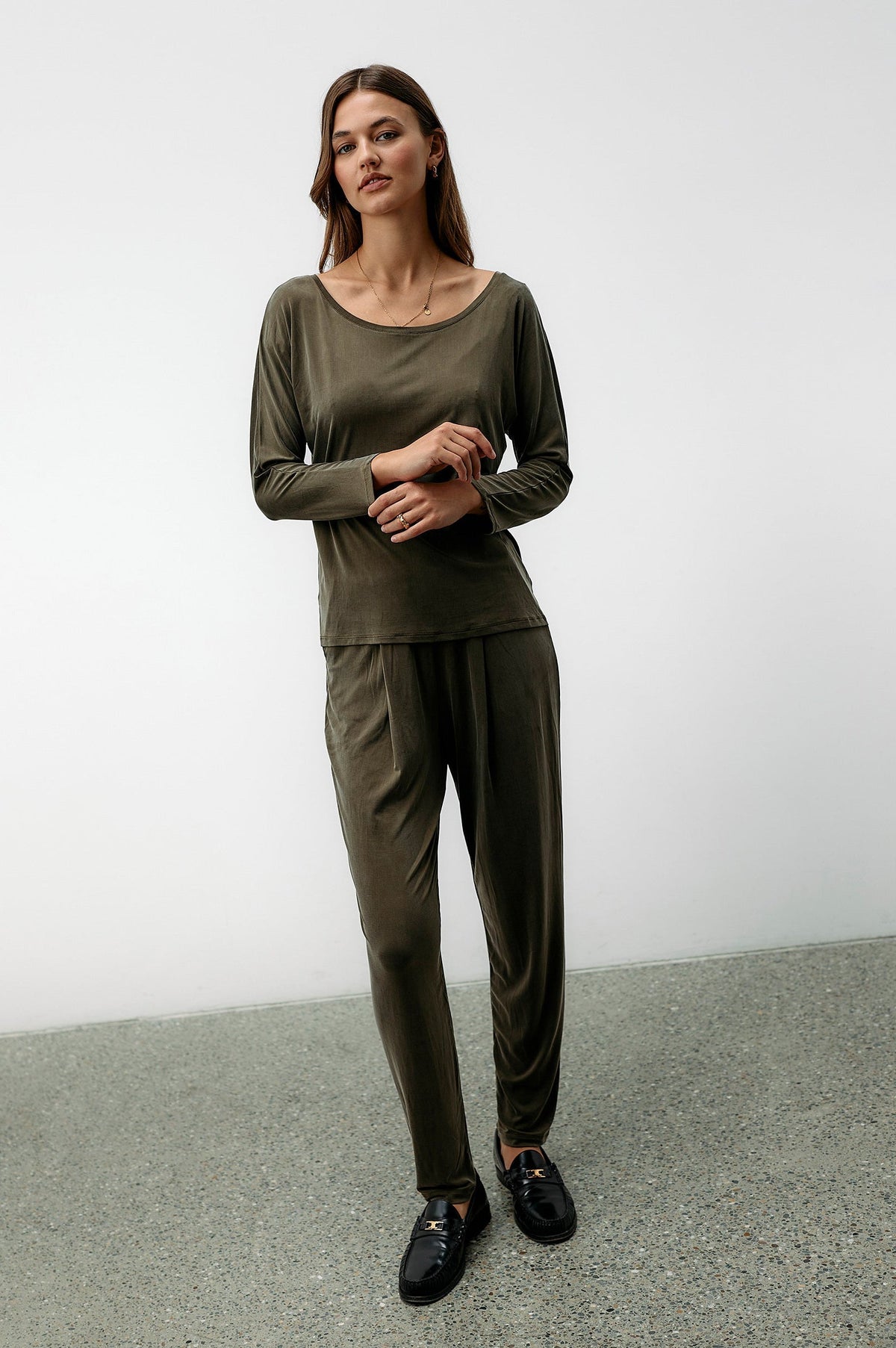 Grünes Langarmshirt aus Cupro von Moya Kala