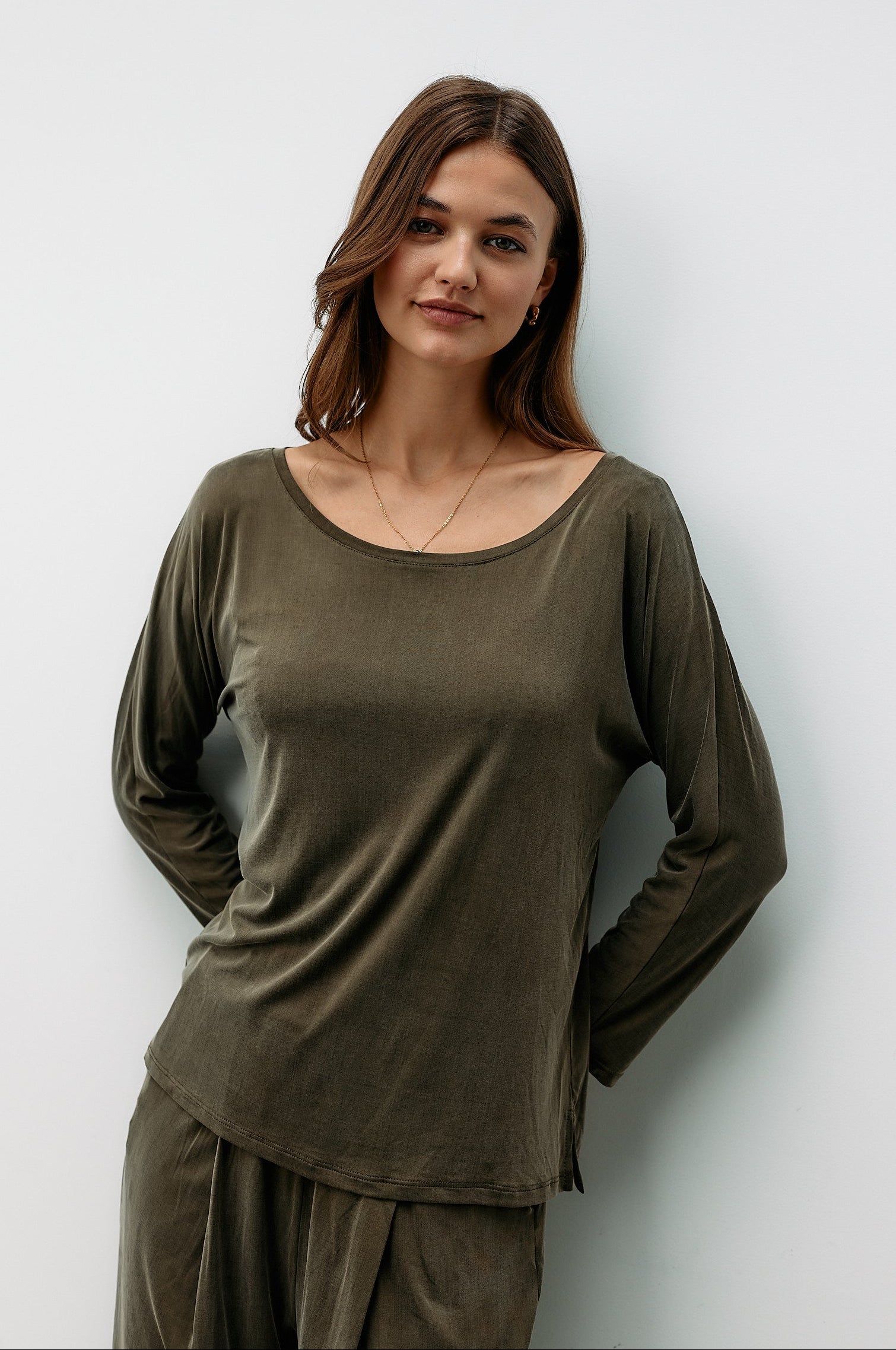 Grünes Langarmshirt aus Cupro von Moya Kala