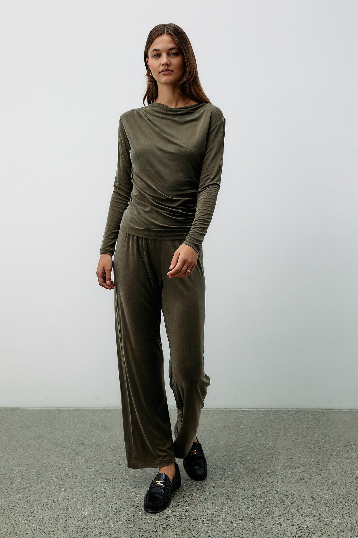 Grünes Langarmshirt aus Cupro von Moya Kala