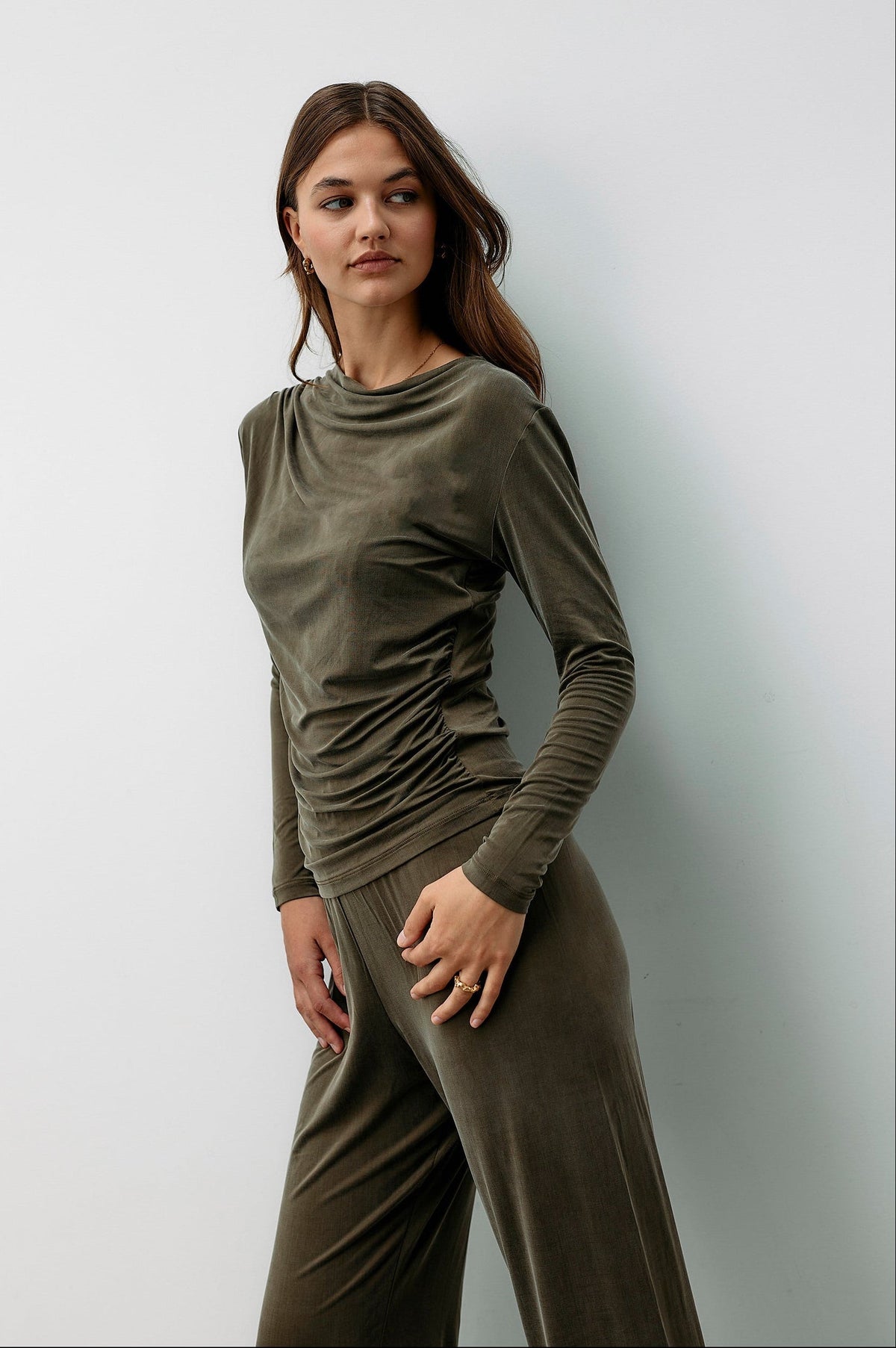 Grünes Langarmshirt aus Cupro von Moya Kala