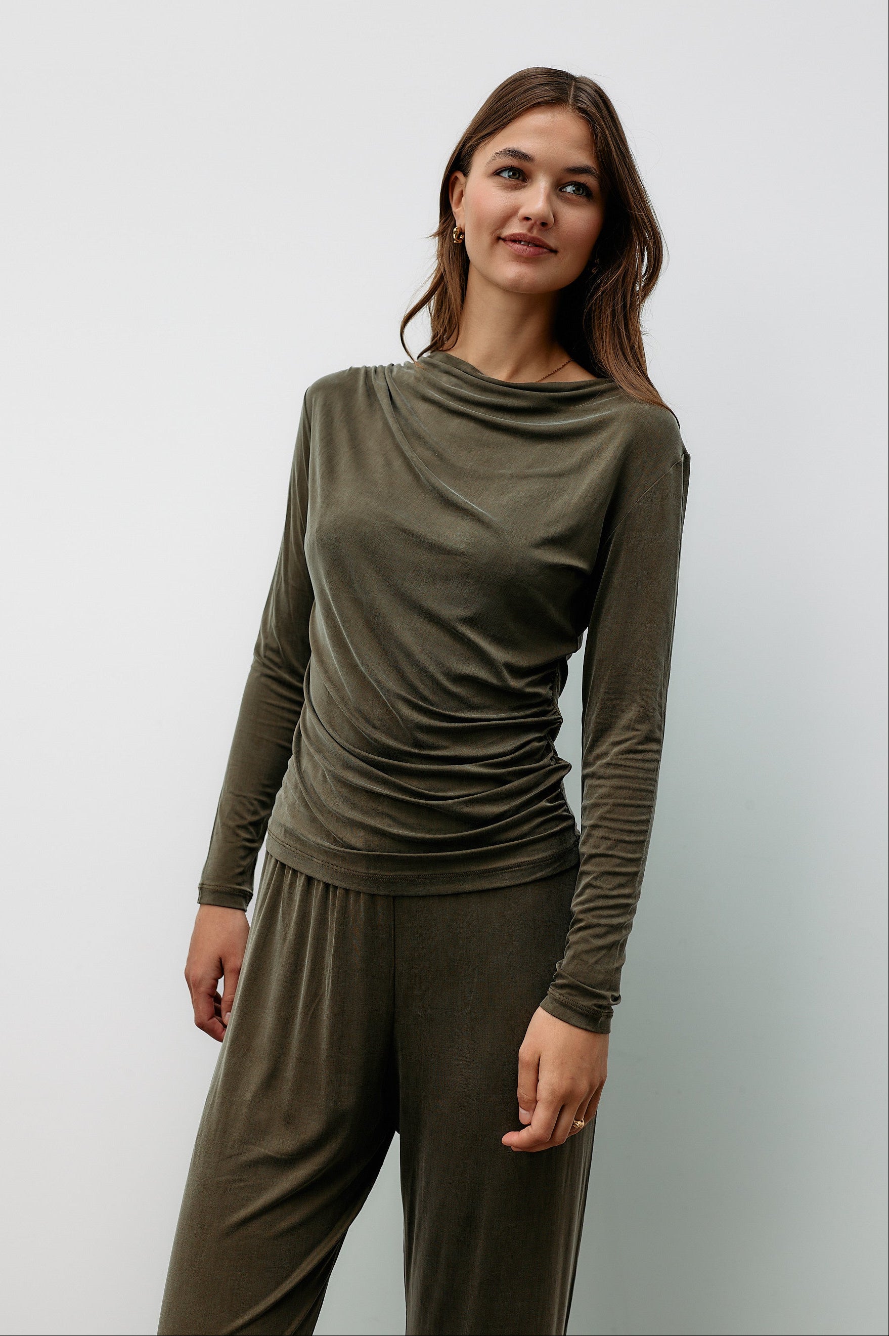 Grünes Langarmshirt aus Cupro von Moya Kala
