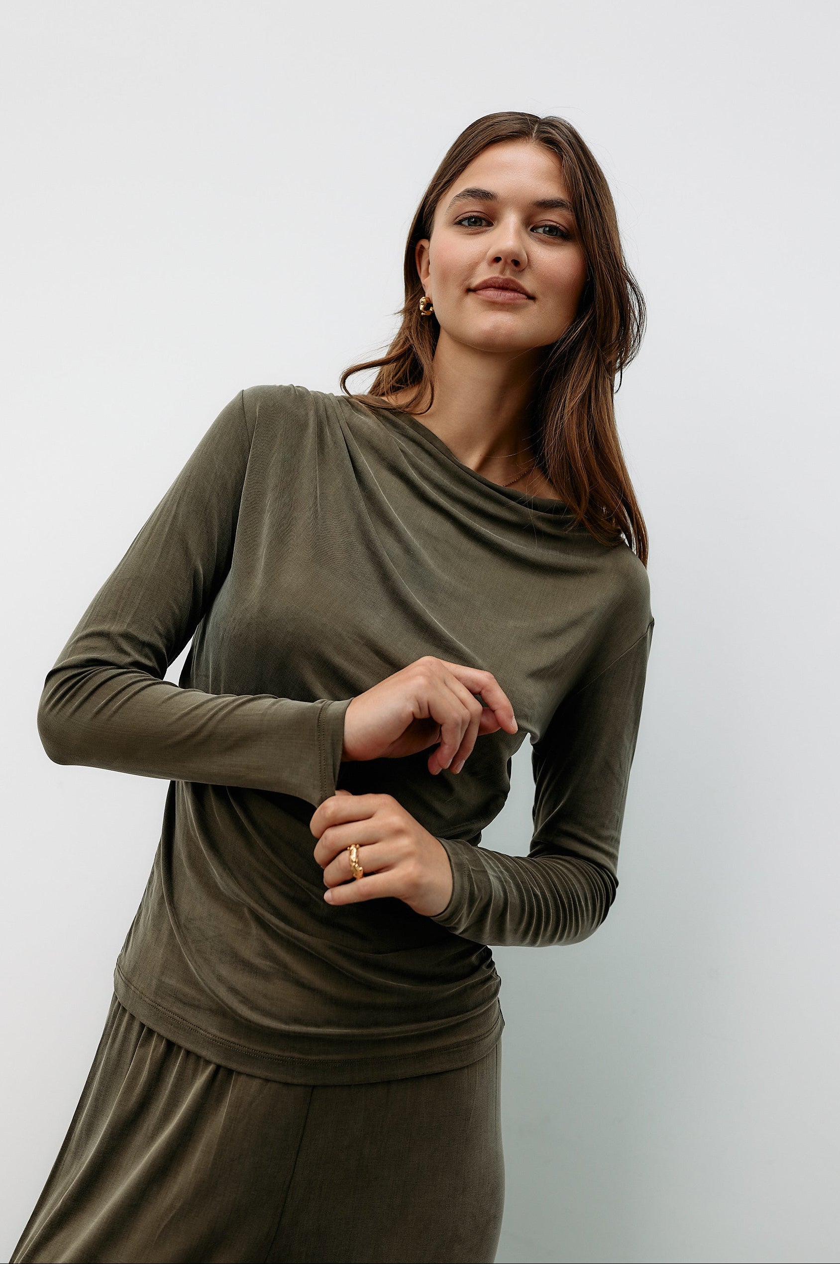 Grünes Langarmshirt aus Cupro von Moya Kala