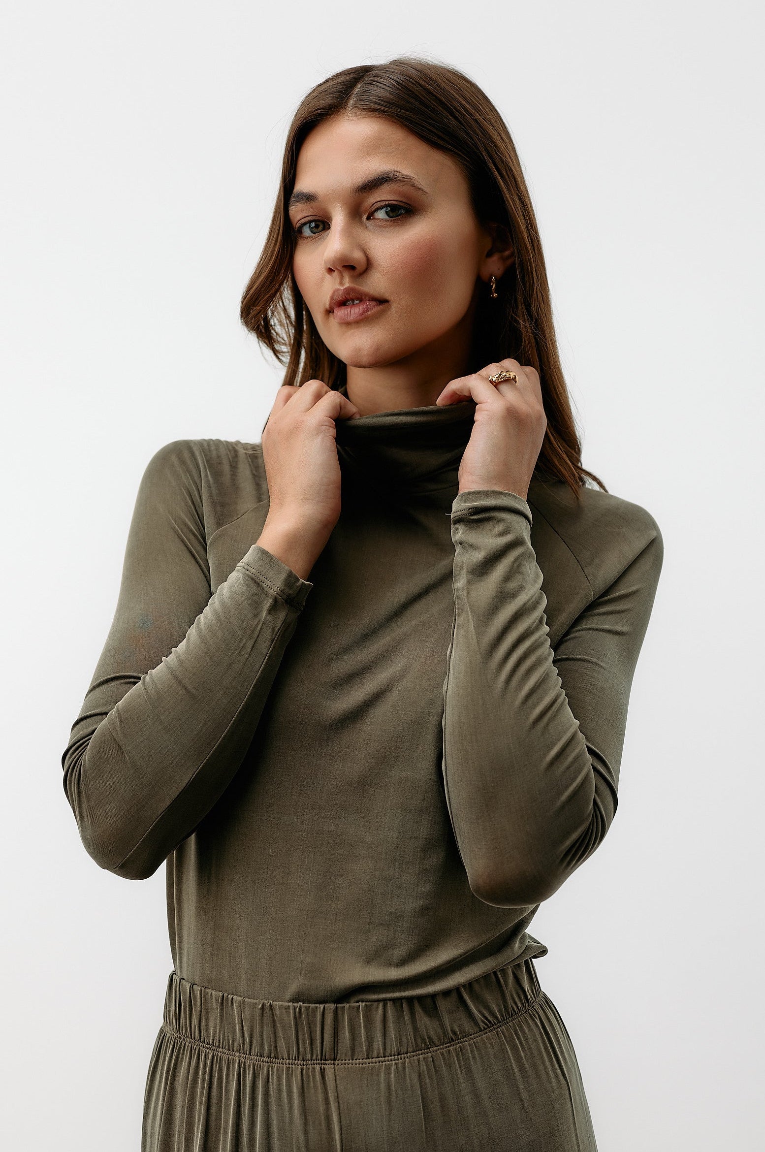 Grünes Langarmshirt mit Rollkragen aus Cupro von Moya Kala