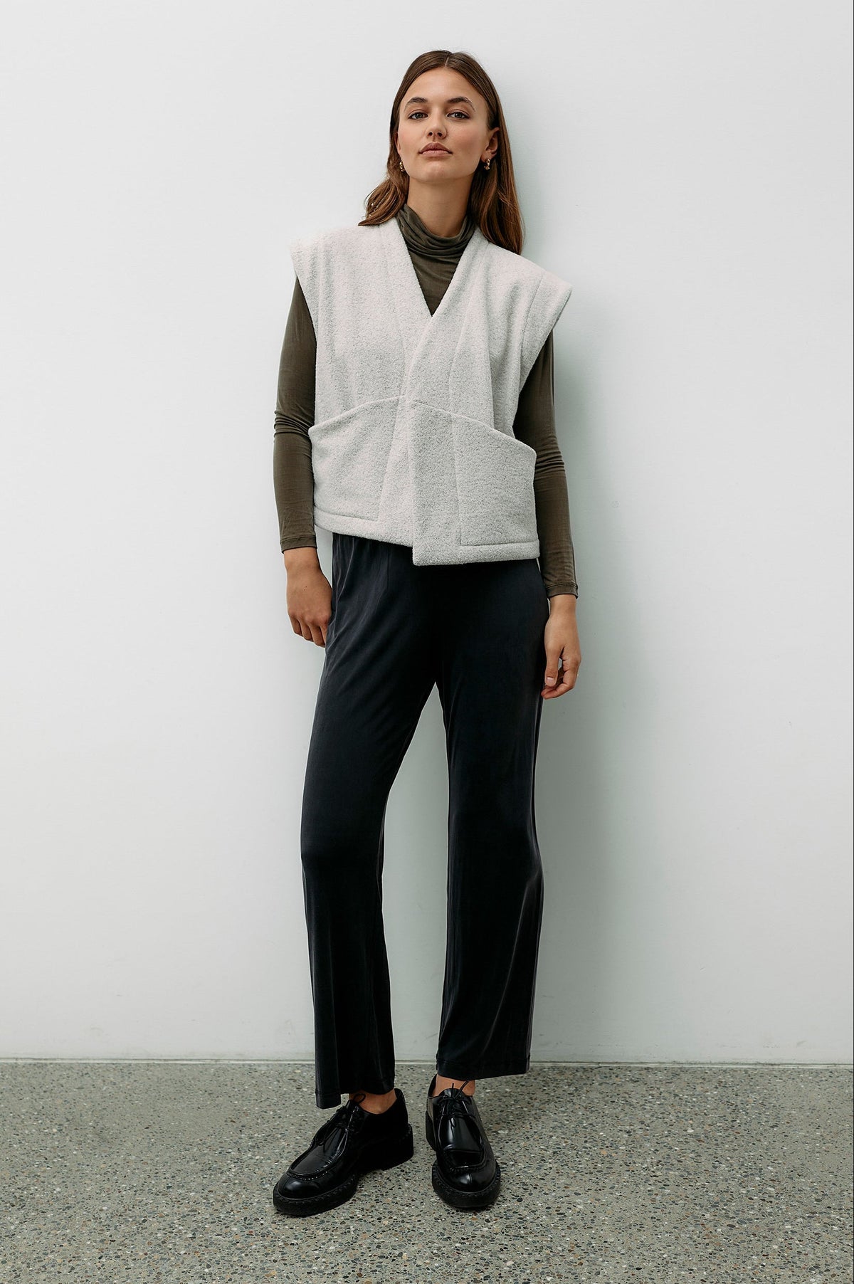 Graue Weste Cocooning aus Bouclé Stoff von Moya Kala