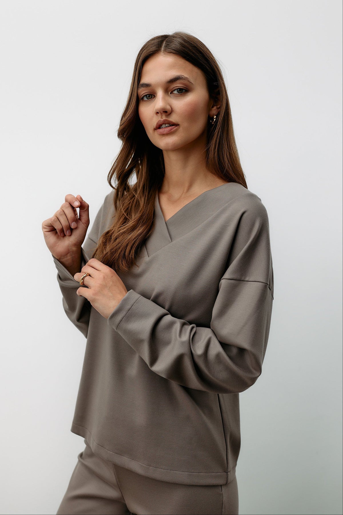 Graubrauner V-Neck Sweater Transformation aus Tencel von Moya Kala