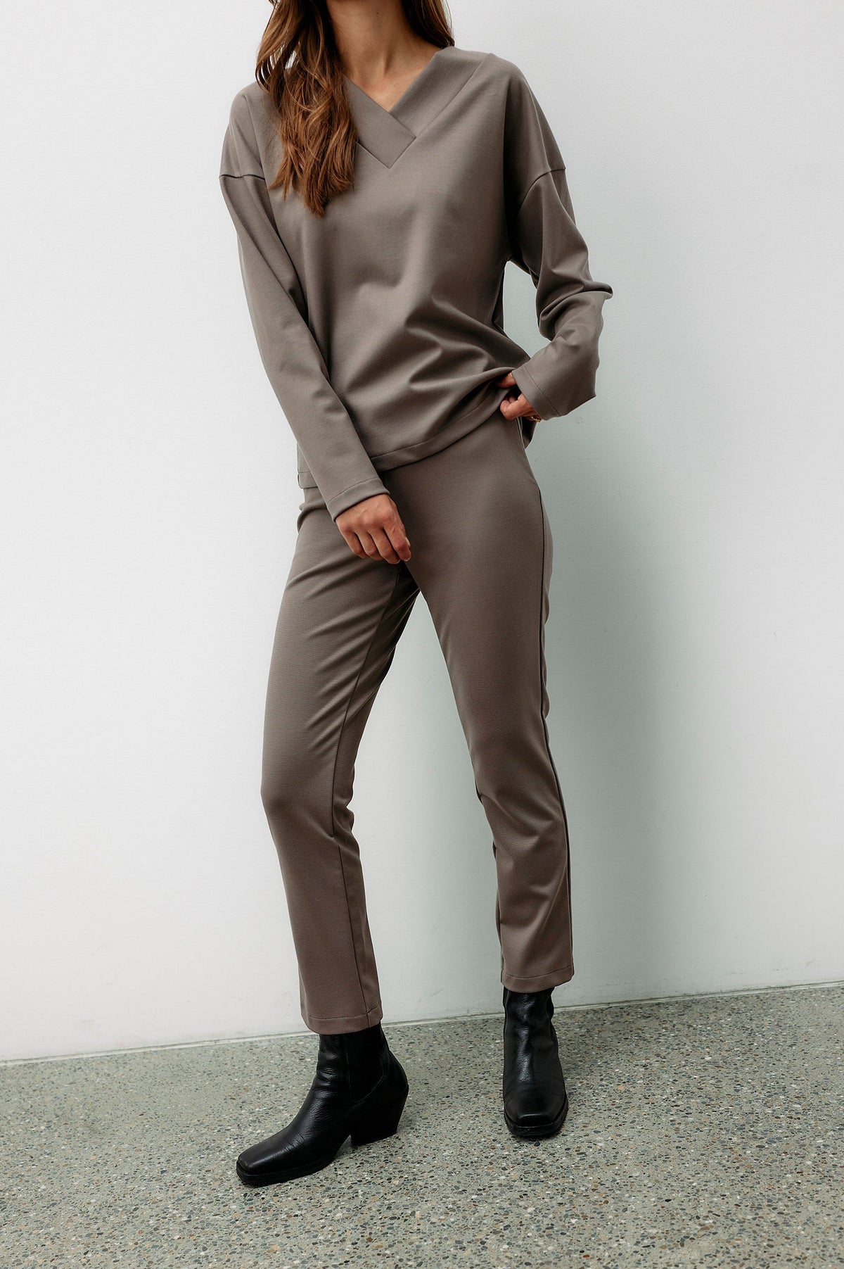 Graubraune Hose Transformation aus Tencel von Moya Kala