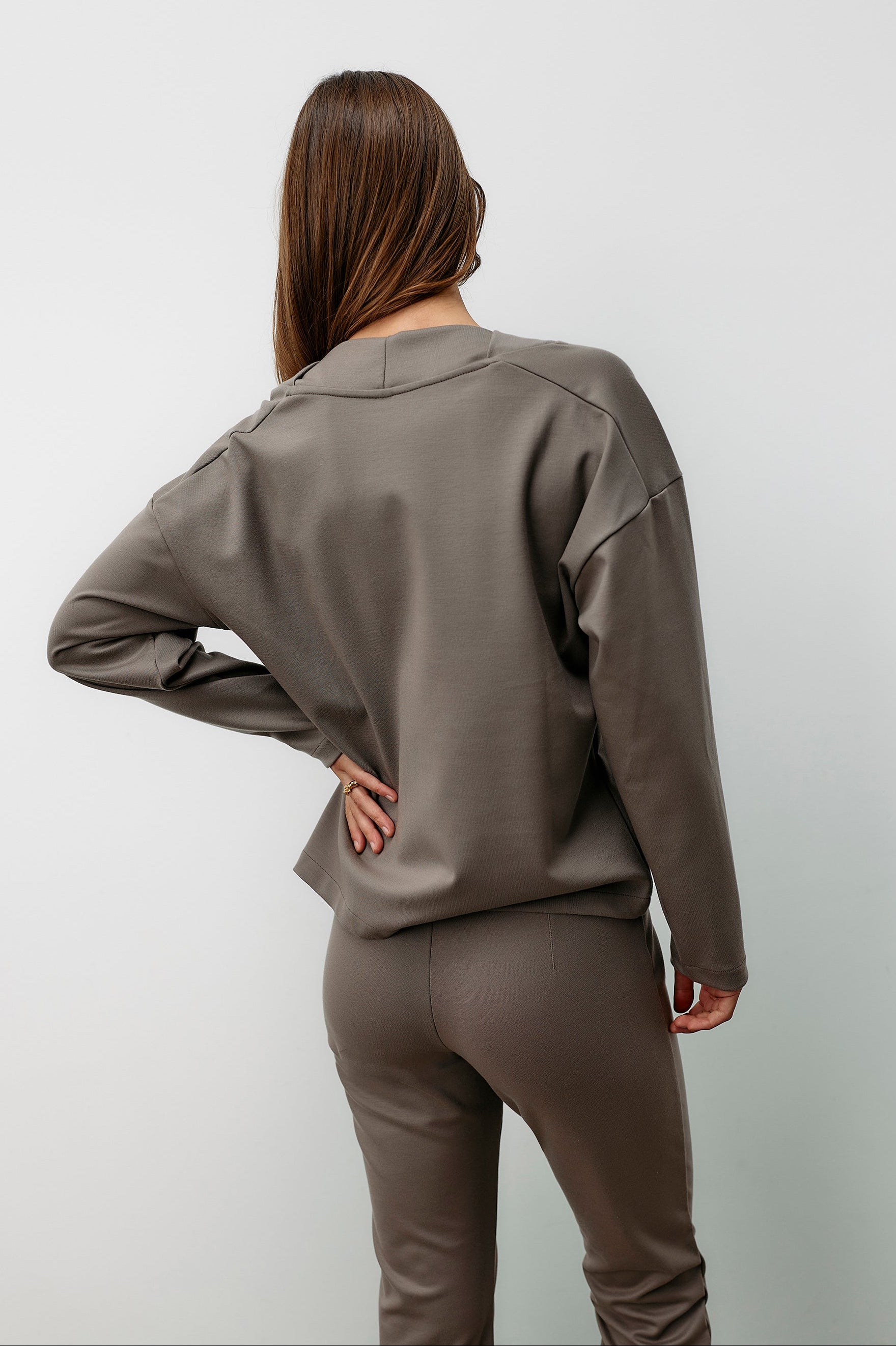 Graubrauner V-Neck Sweater Transformation aus Tencel von Moya Kala