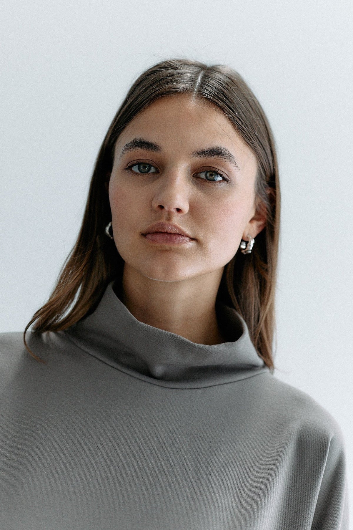 Graubrauner Rollkragensweater Transformation aus Tencel von Moya Kala