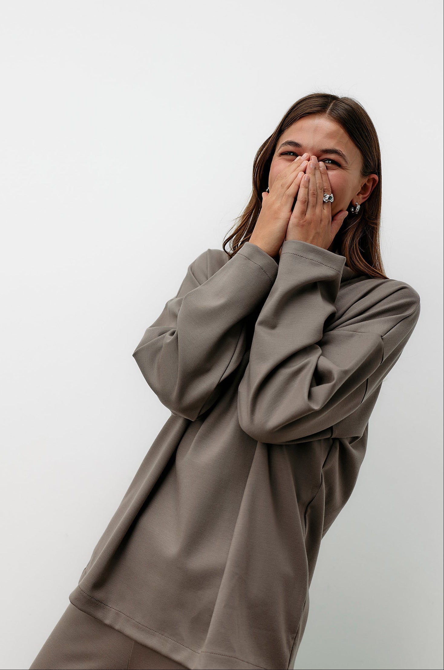 Graubrauner Rollkragensweater Transformation aus Tencel von Moya Kala