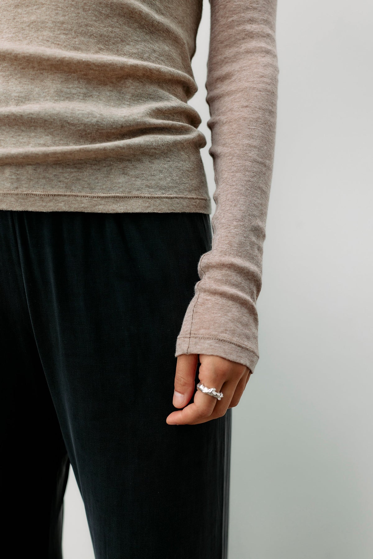 Beiges Langarmshirt mit Rollkragen aus 100% Bio-Baumwolle von Moya Kala