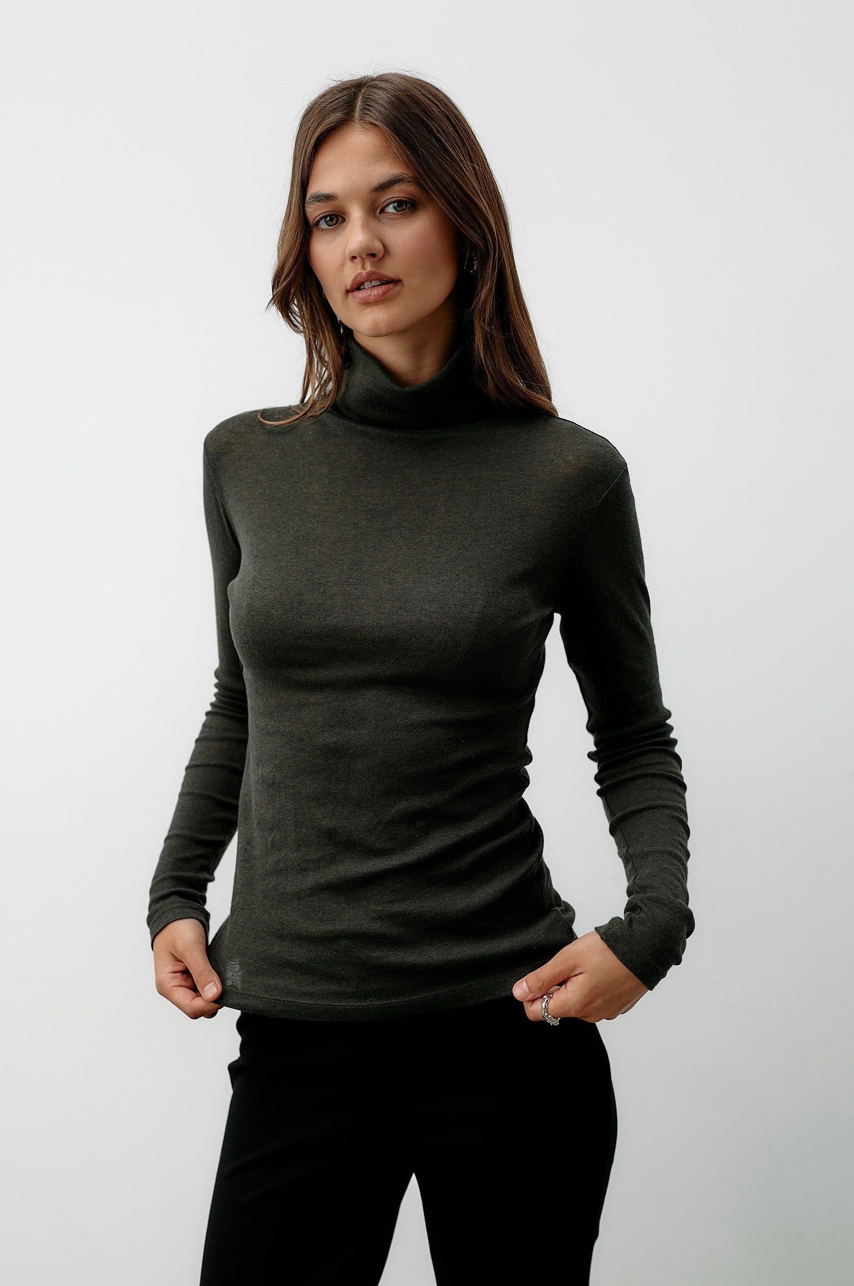 Grünes Rollkragen-Langarmshirt aus 100% Bio-Baumwolle von Moya Kala