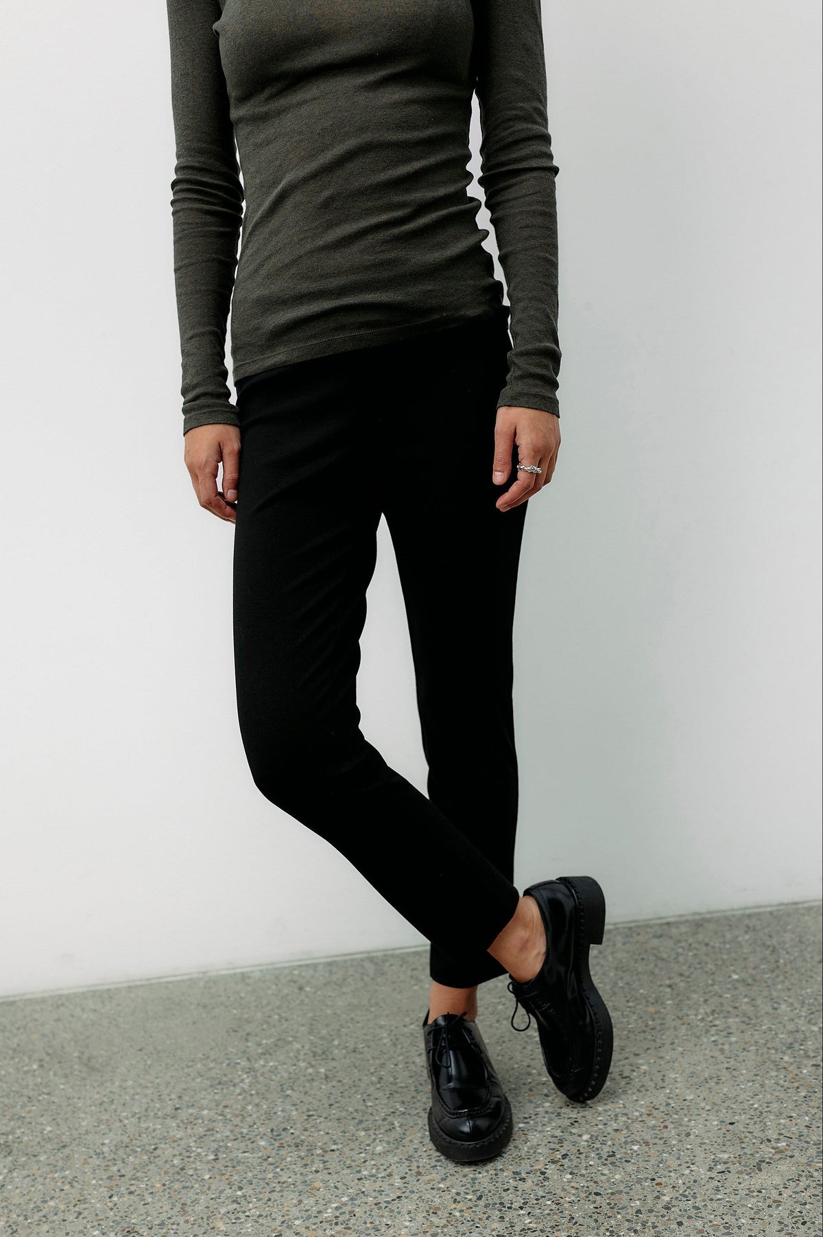 Schwarze Hose Transformation aus Tencel von Moya Kala