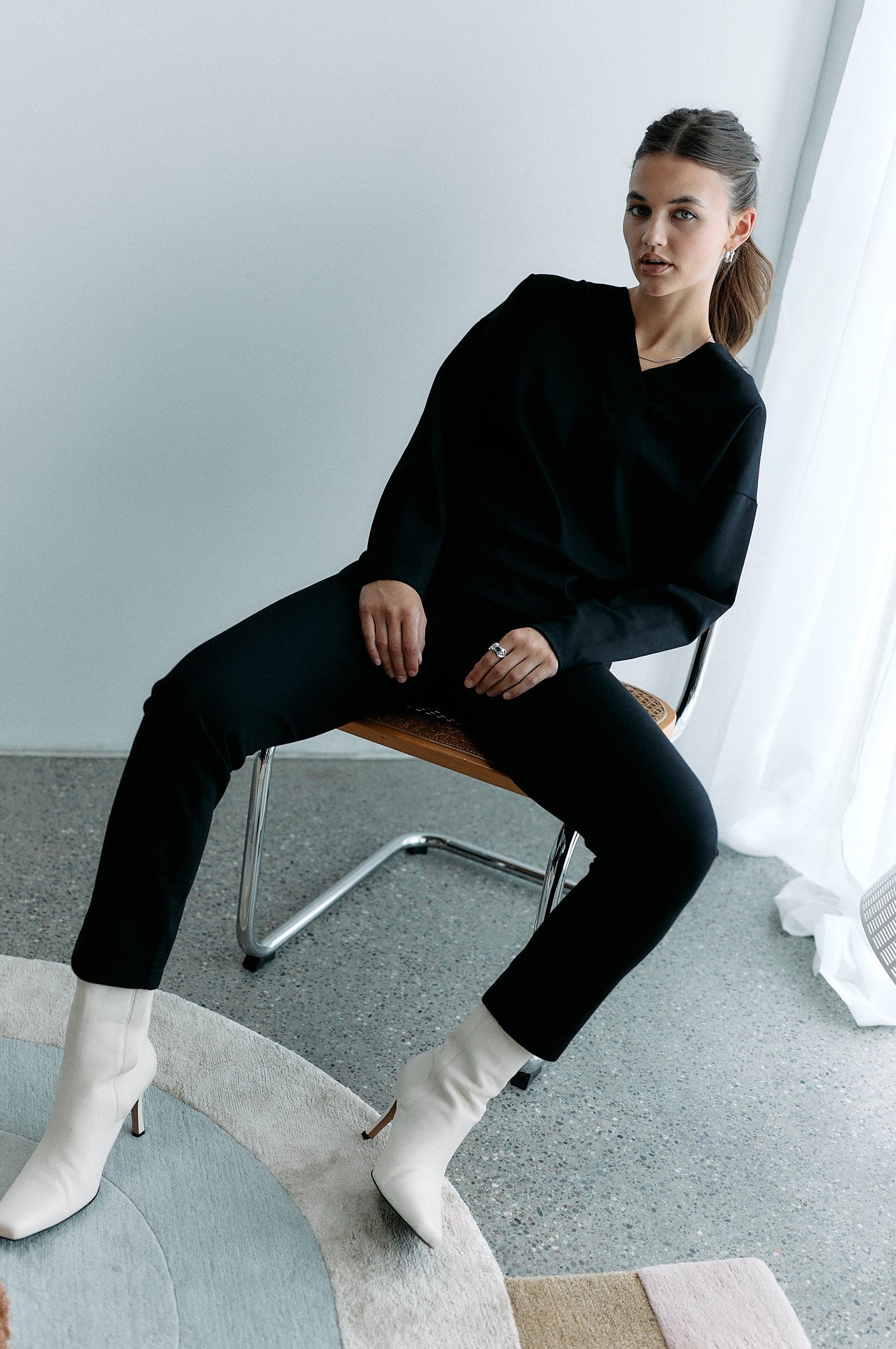Schwarze Hose Transformation aus Tencel von Moya Kala