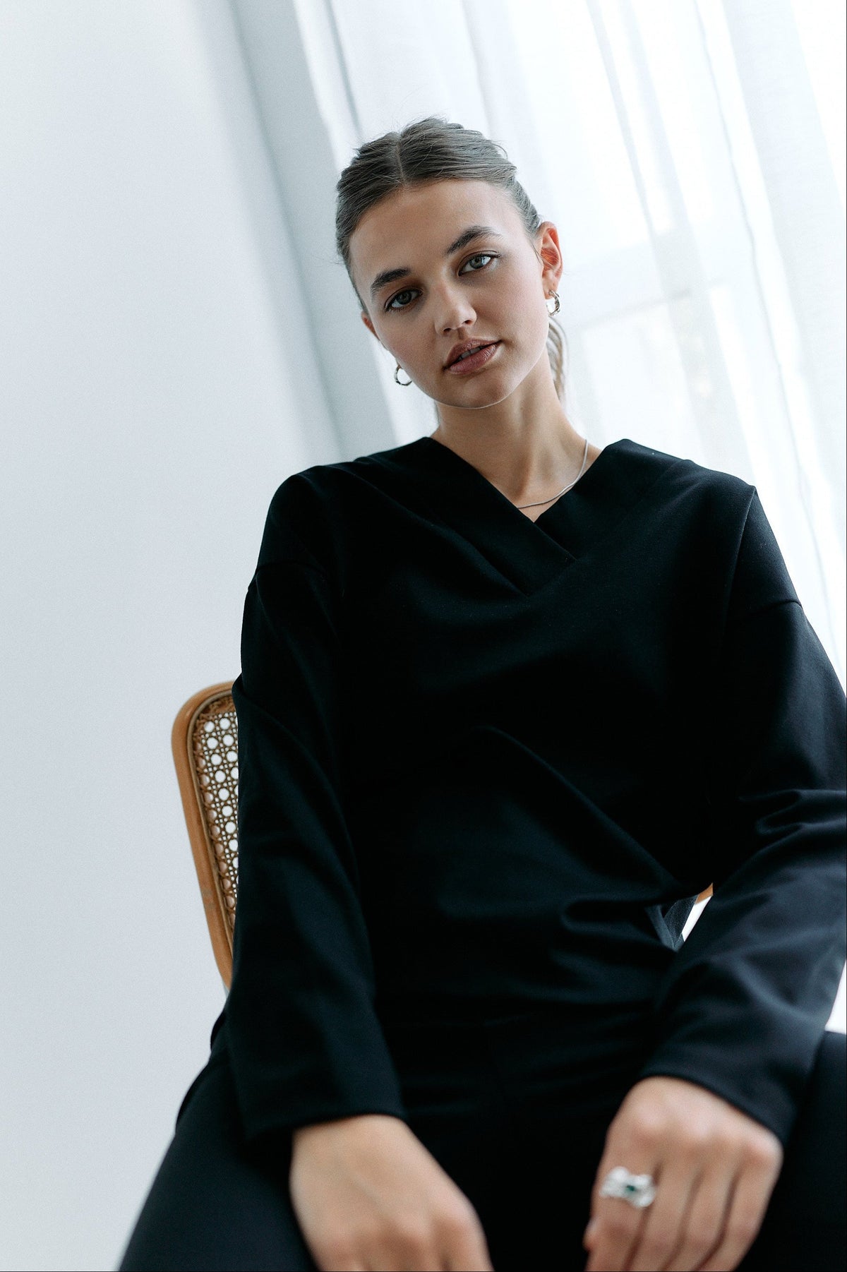 Schwarzer V-Neck Sweater aus Tencel von Moya Kala