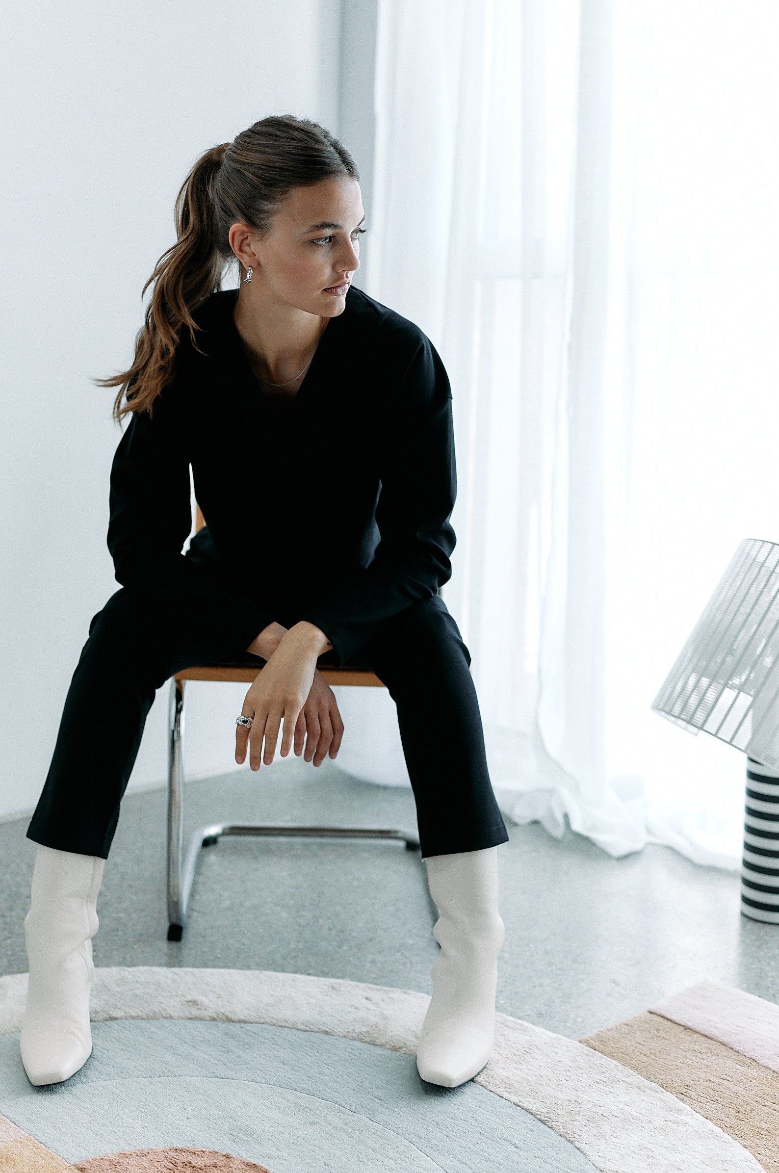Schwarzer V-Neck Sweater aus Tencel von Moya Kala