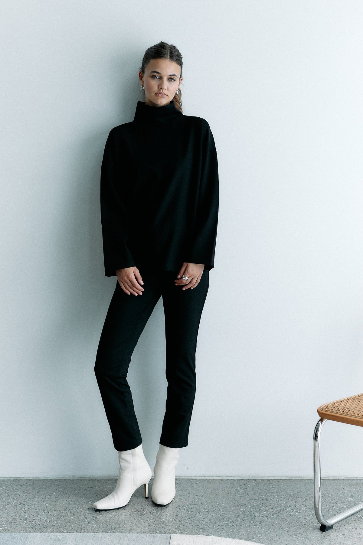 Schwarzer Rollkragenpullover Transformation aus Tencel von Moya Kala