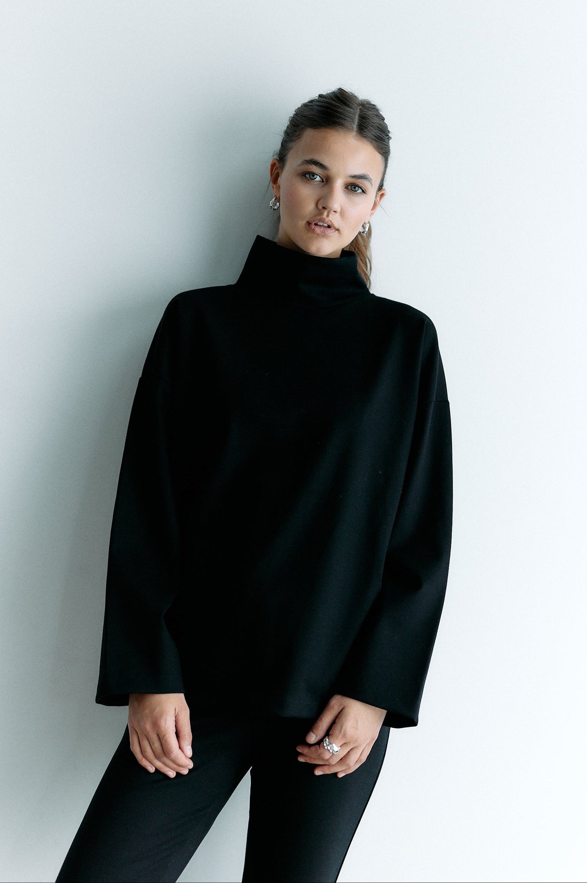 Schwarzer Rollkragenpullover Transformation aus Tencel von Moya Kala