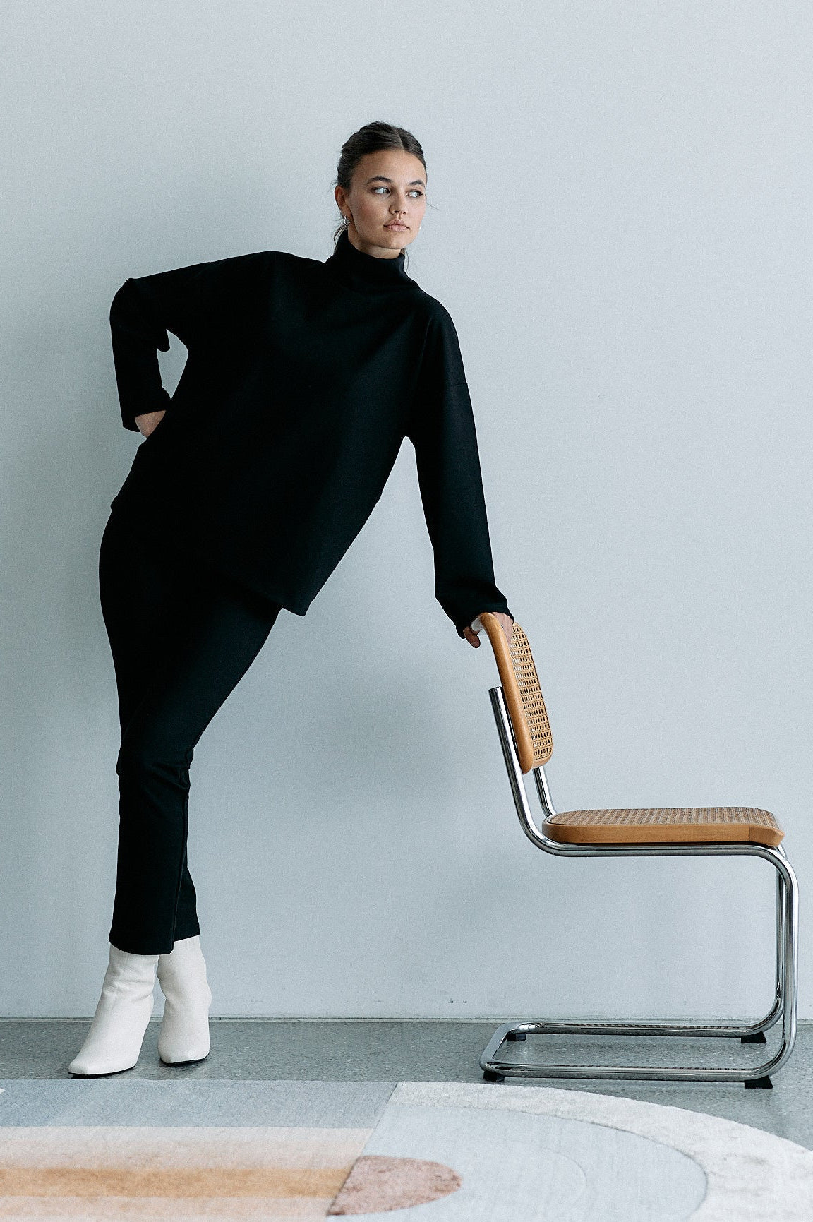 Schwarzer Rollkragenpullover Transformation aus Tencel von Moya Kala