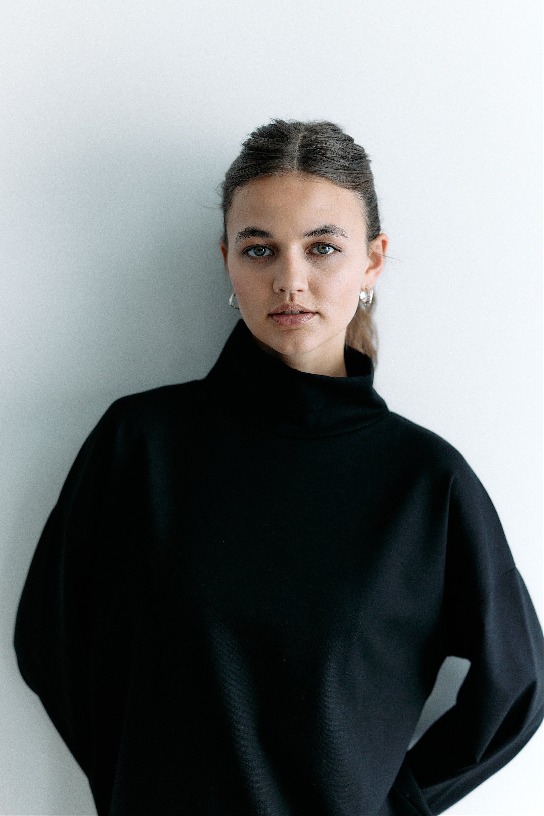 Schwarzer Rollkragenpullover Transformation aus Tencel von Moya Kala