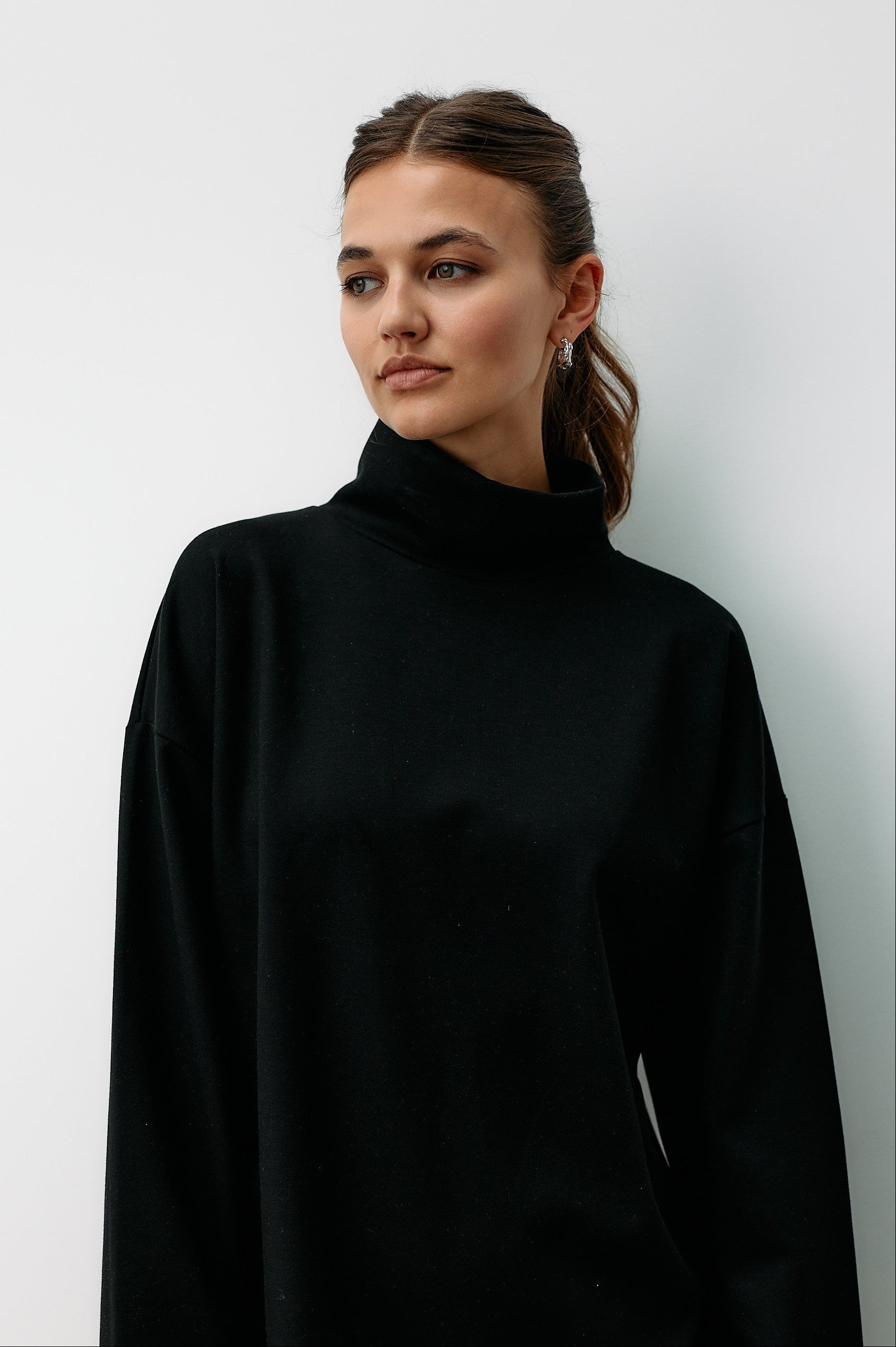 Schwarzer Rollkragenpullover Transformation aus Tencel von Moya Kala