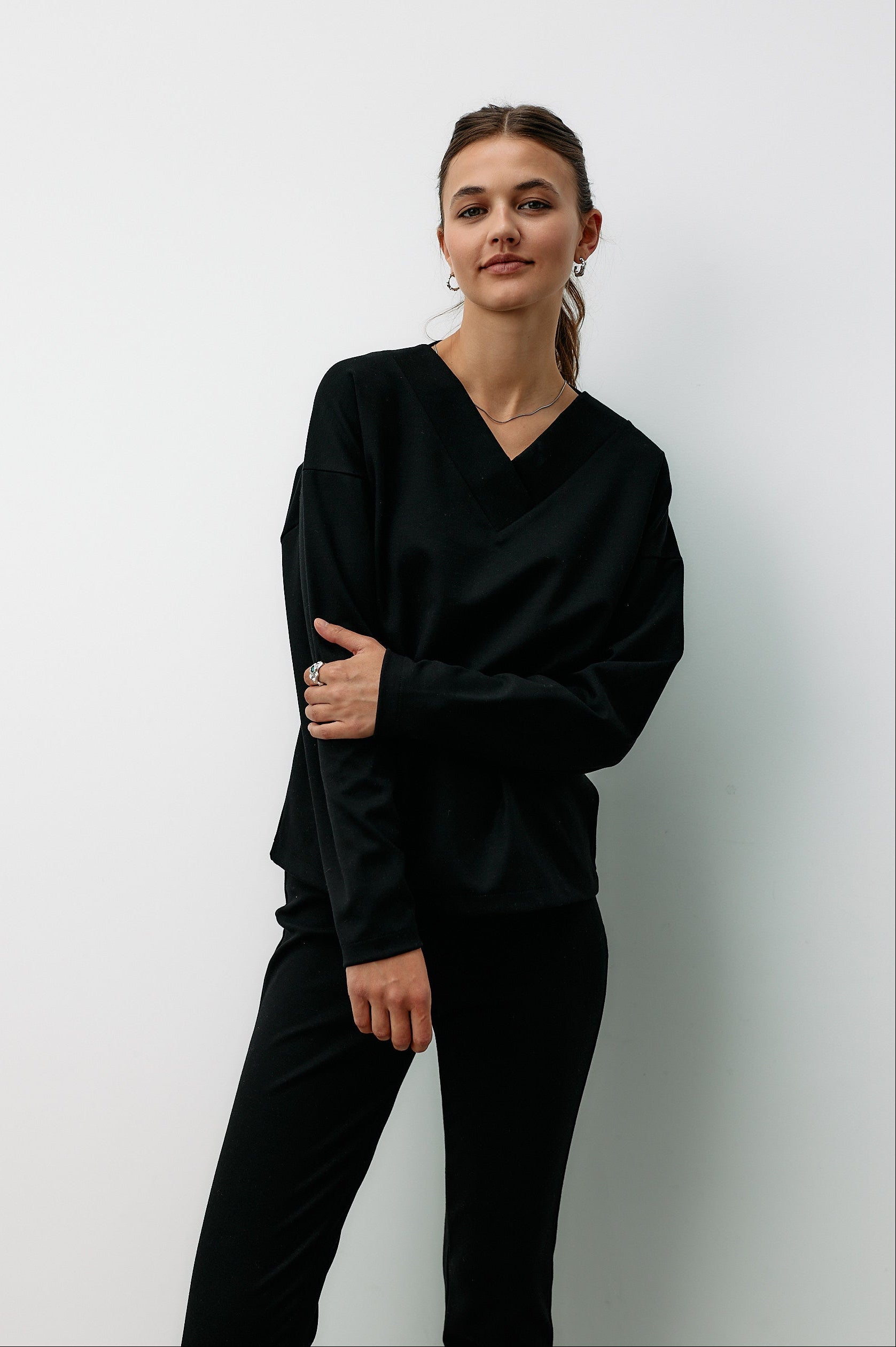 Schwarzer V-Neck Sweater aus Tencel von Moya Kala