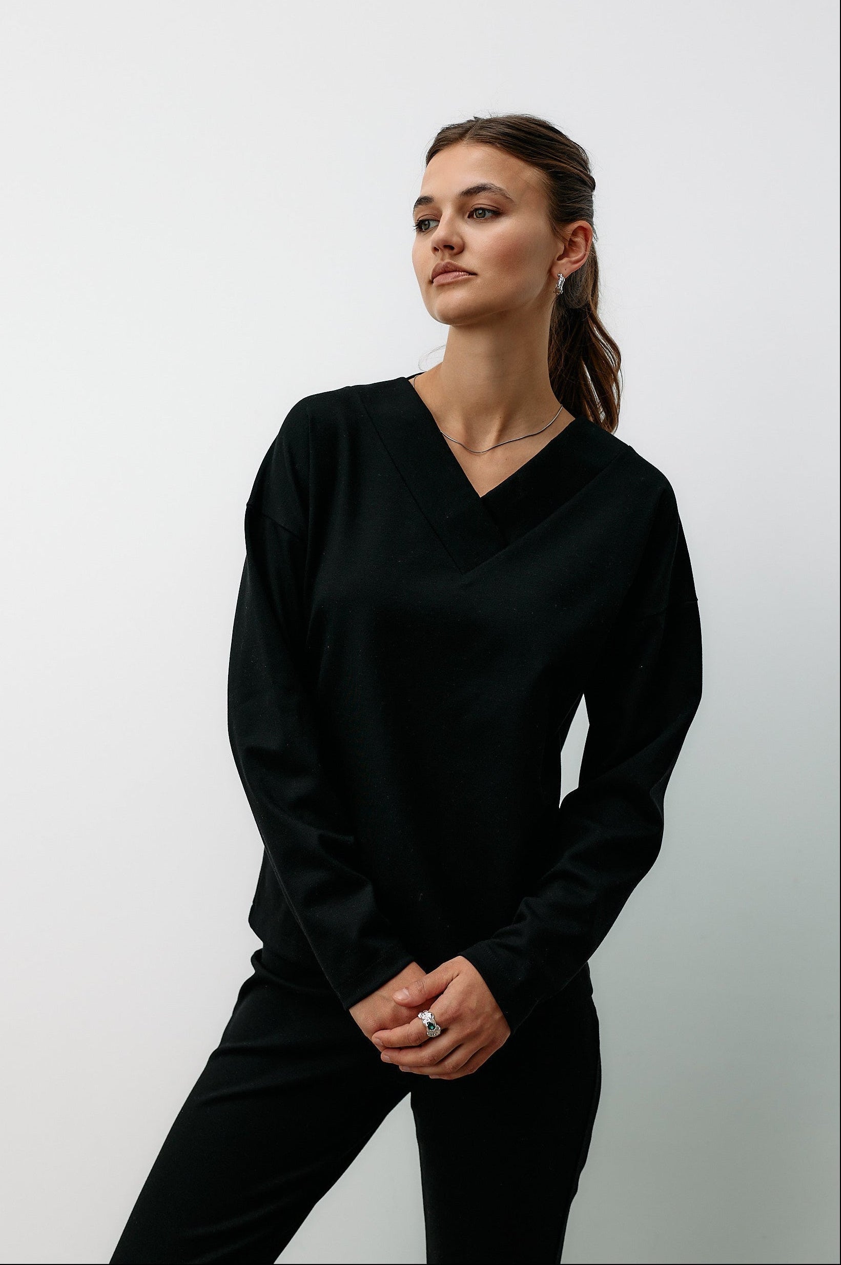 Schwarzer V-Neck Sweater aus Tencel von Moya Kala
