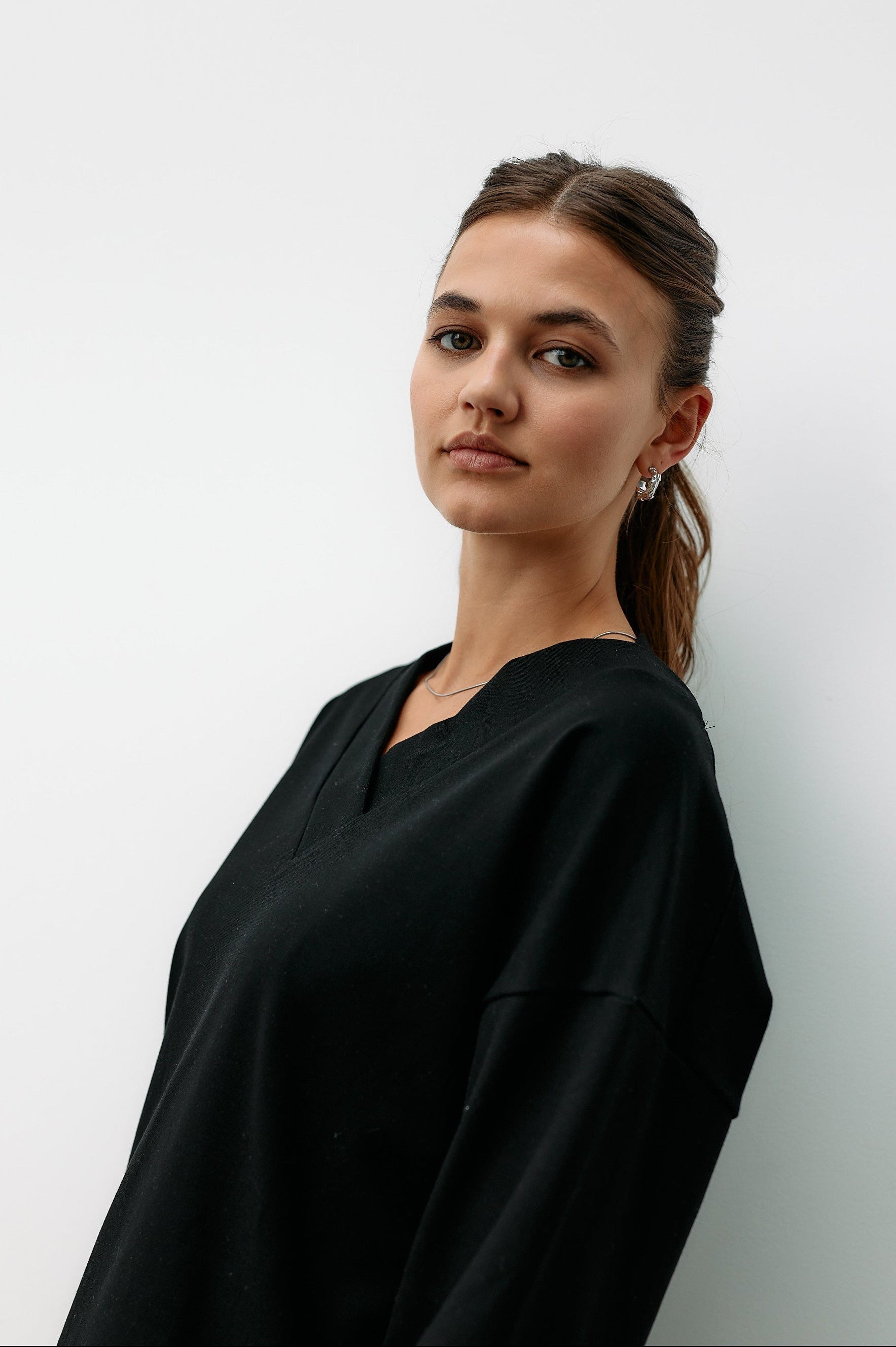 Schwarzer V-Neck Sweater aus Tencel von Moya Kala
