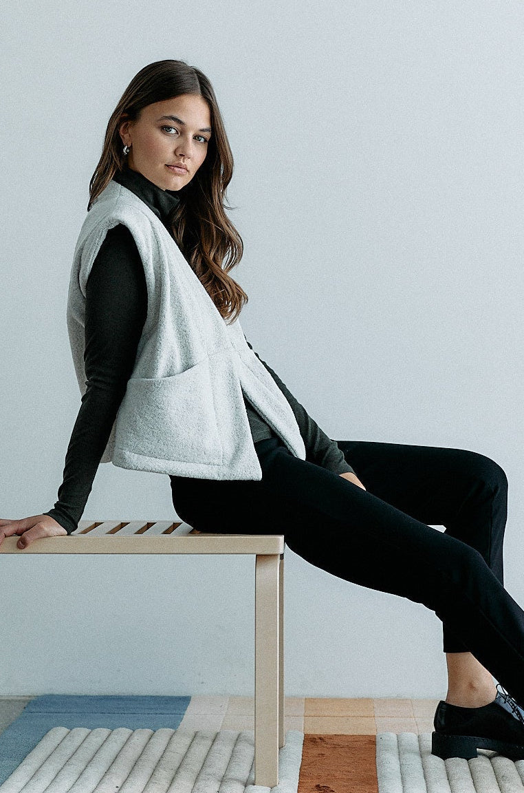 Graue Weste Cocooning aus Bouclé Stoff von Moya Kala