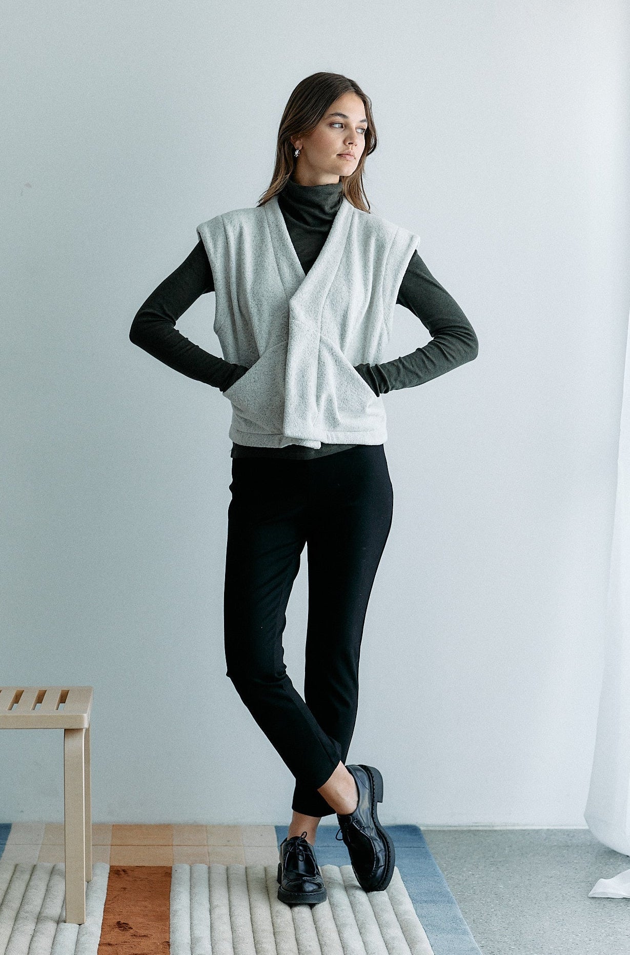 Graue Weste Cocooning aus Bouclé Stoff von Moya Kala