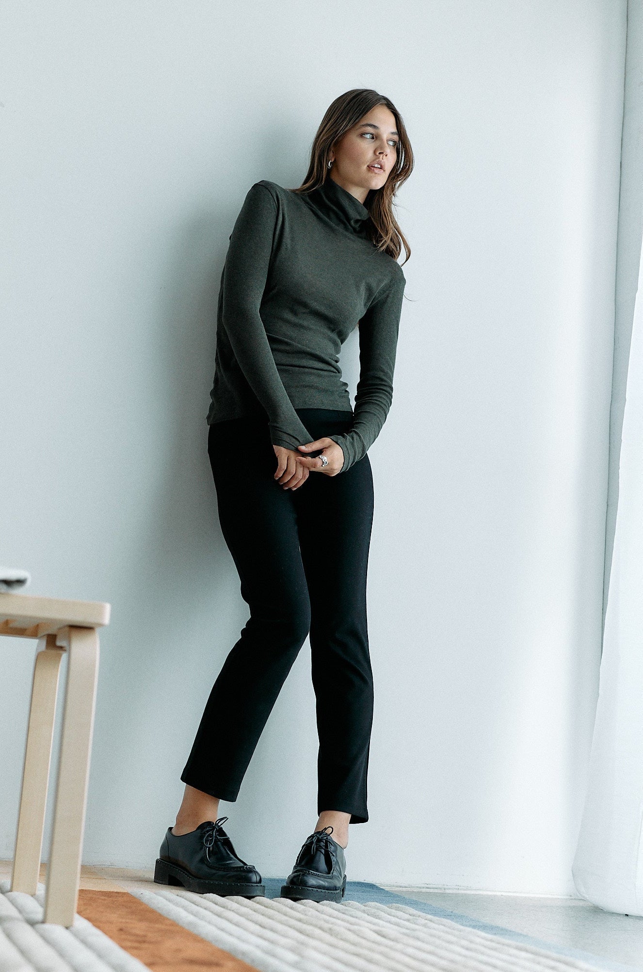 Grünes Rollkragen-Langarmshirt aus 100% Bio-Baumwolle von Moya Kala