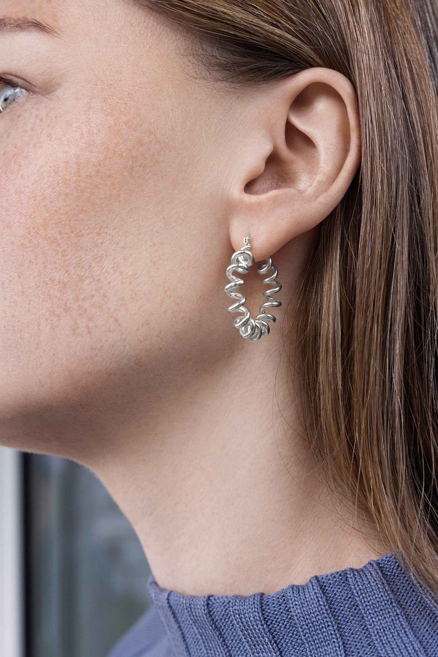 SPIRA Molla Silver Hoop Ohrringe 3cm von V Design Lab