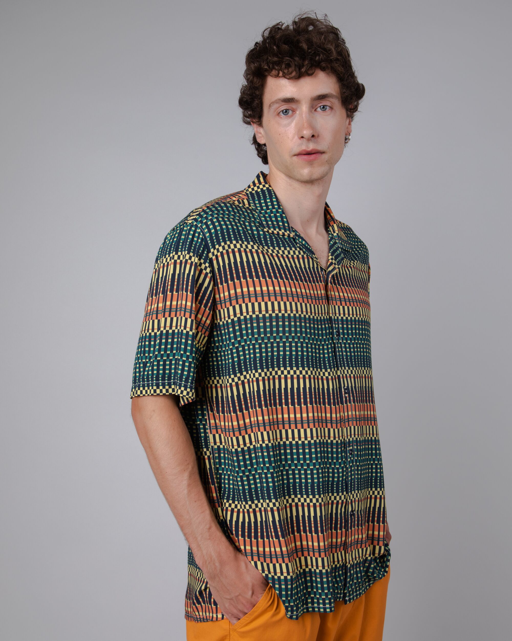 Kurzämeliges Hemd Calella Aloha bunt gemustert aus nachhaltiger Viskose von Brava Fabrics